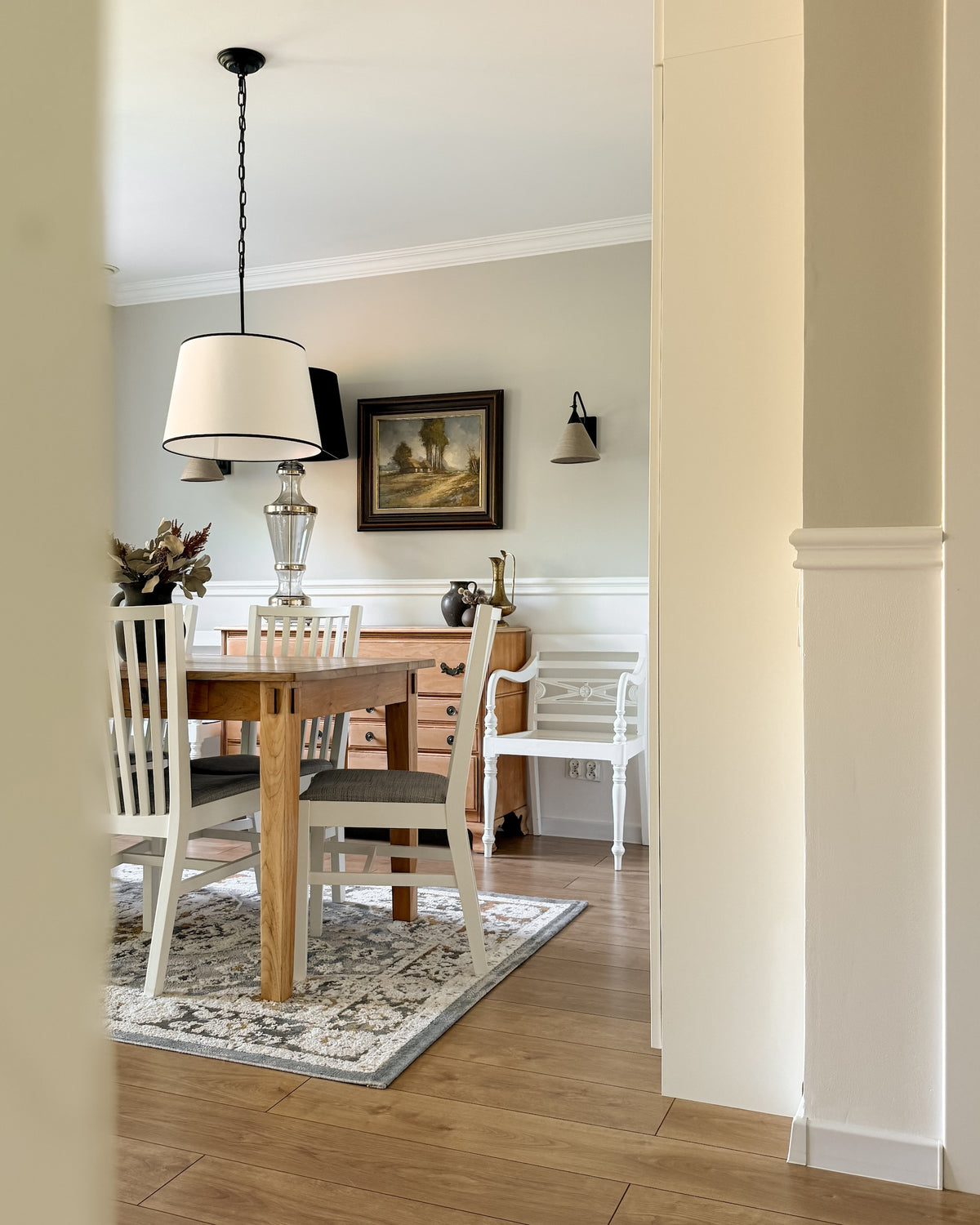 Silia Black I – stożkowa lampa wisząca z czarną lamówką na łańcuchu Ø45