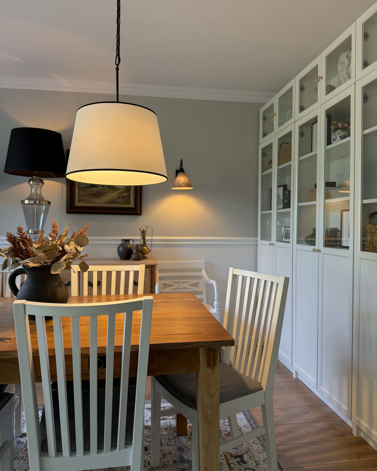 Silia Black I – stożkowa lampa wisząca z czarną lamówką na łańcuchu Ø45