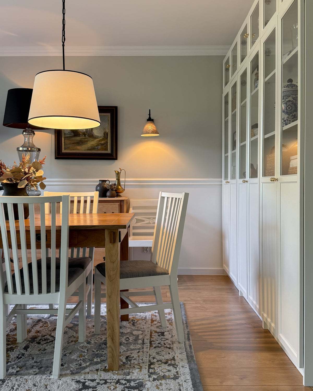Silia Black I – stożkowa lampa wisząca z czarną lamówką na łańcuchu Ø45