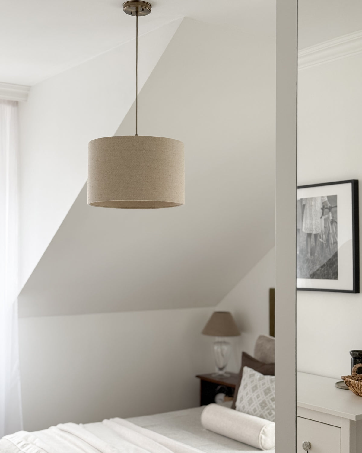 Lino Walec – lampa wisząca z lnianym abażurem i mosiądzem Ø38