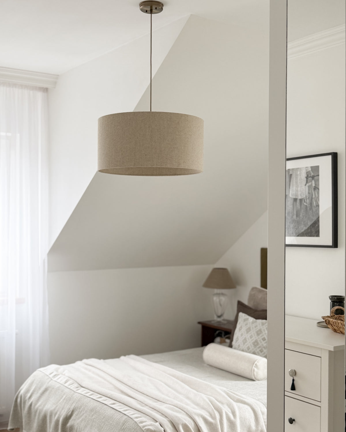 Lino Walec – lampa wisząca z lnianym abażurem i mosiądzem Ø50