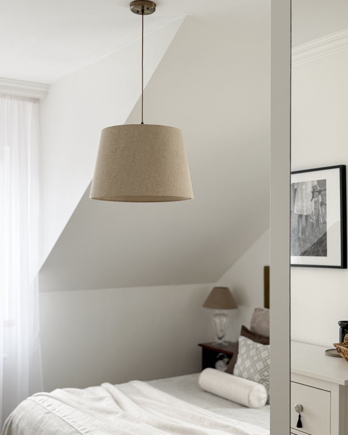 Lino Stożek – lampa wisząca z lnianym abażurem i mosiądzem Ø45