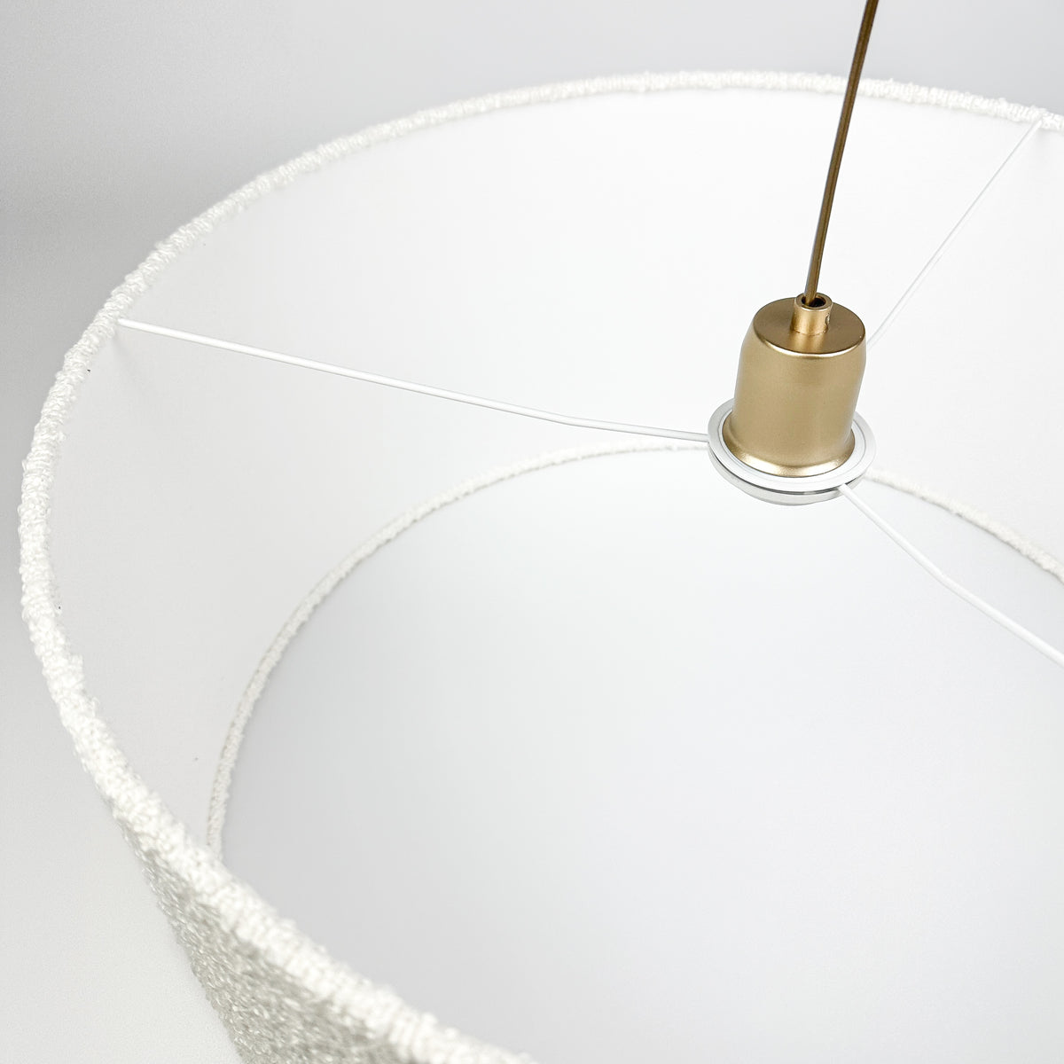 Nebia – lampa wisząca z abażurem z puszystej tkaniny bouclé