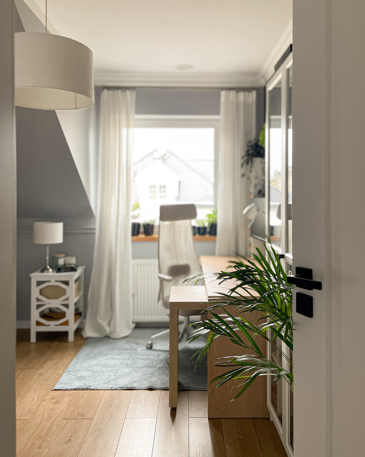 Nebia – lampa wisząca z abażurem z puszystej tkaniny bouclé