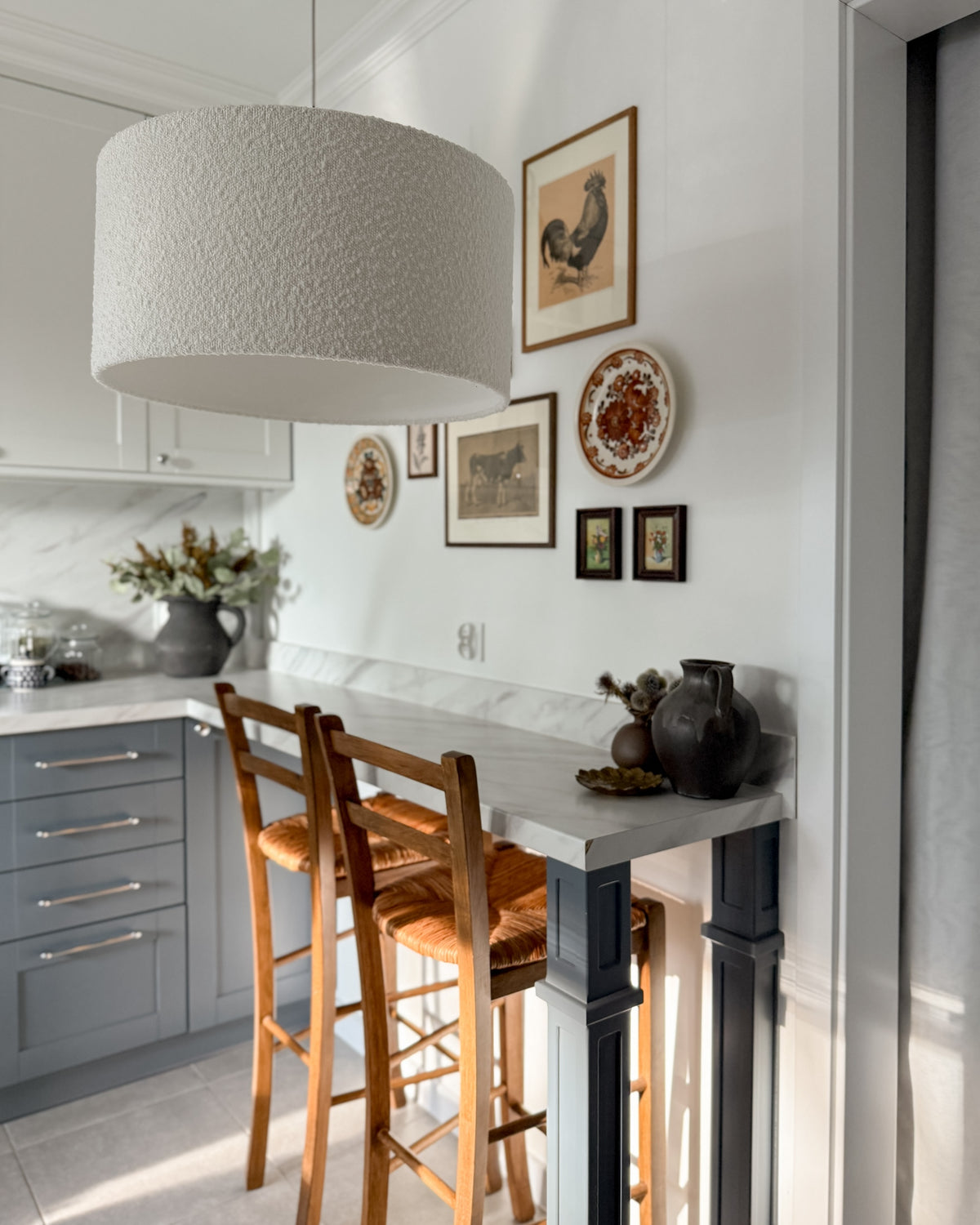 Nebia – lampa wisząca z abażurem z puszystej tkaniny bouclé