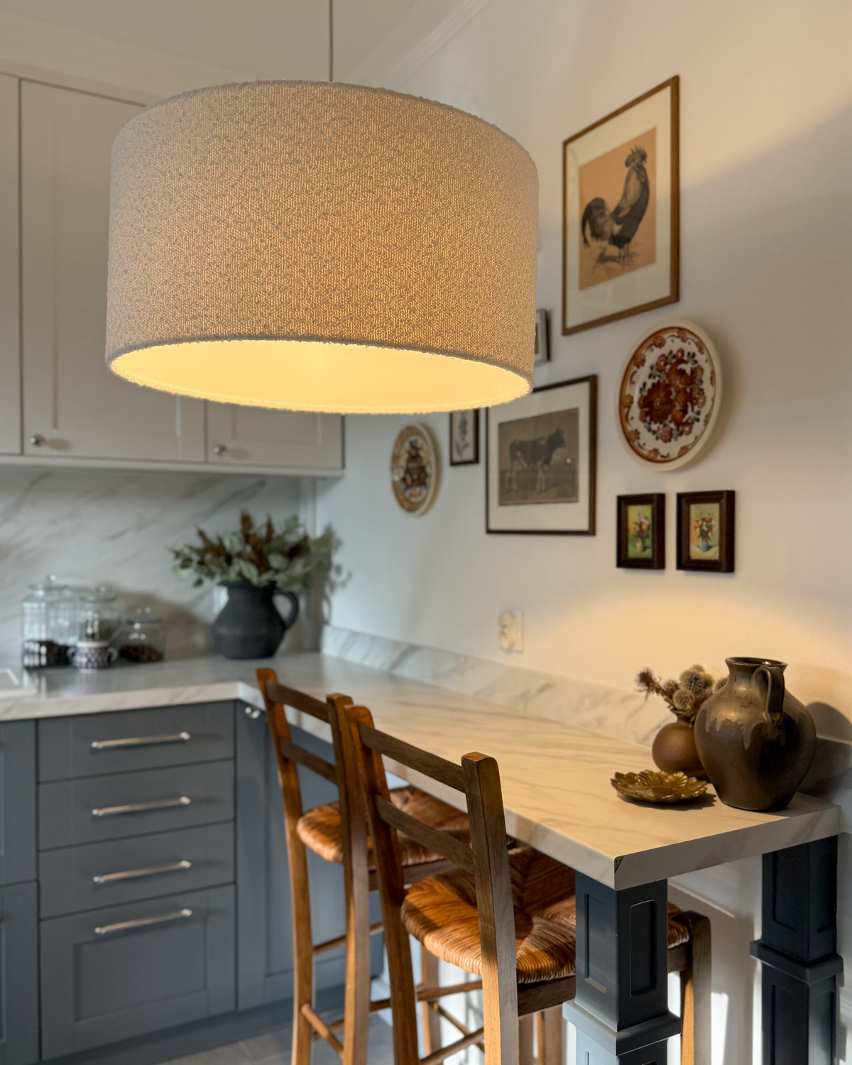 Nebia – lampa wisząca z abażurem z puszystej tkaniny bouclé