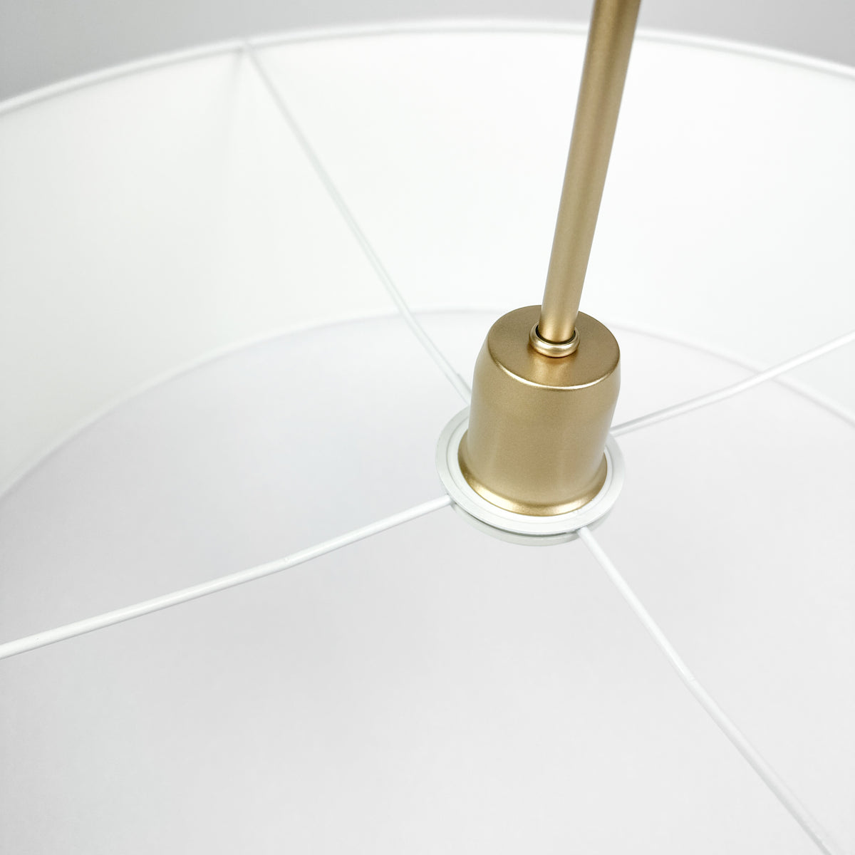 Silia – duża lampa wisząca z białej bawełny z pergaminową blendą Ø60