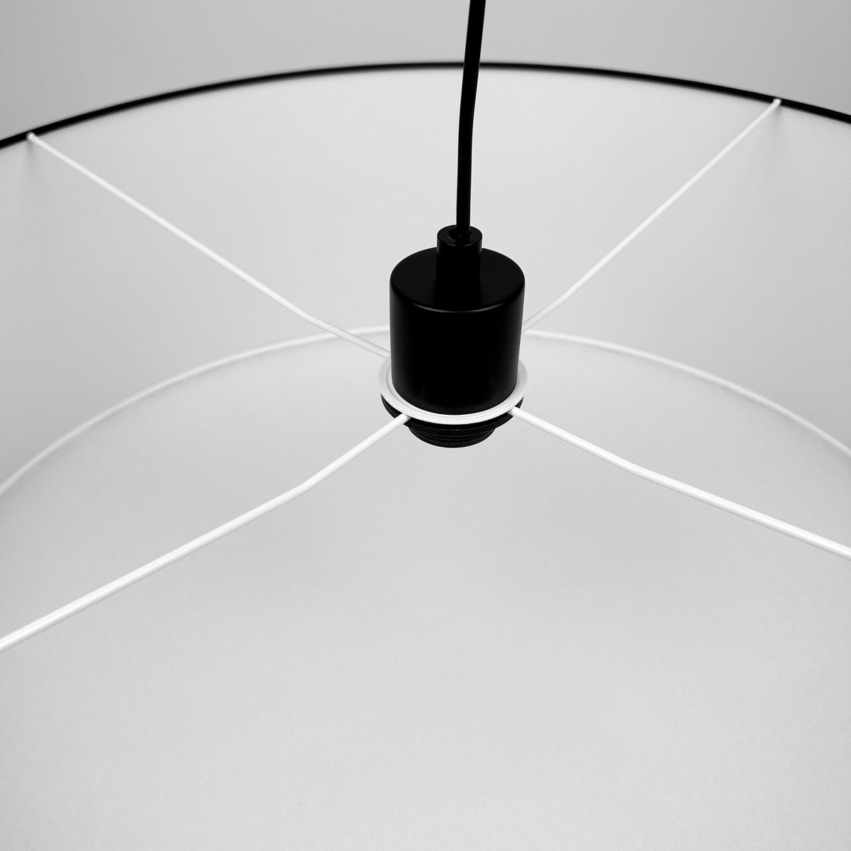 Base III – czarna lampa wisząca z pergaminową blendą Ø60
