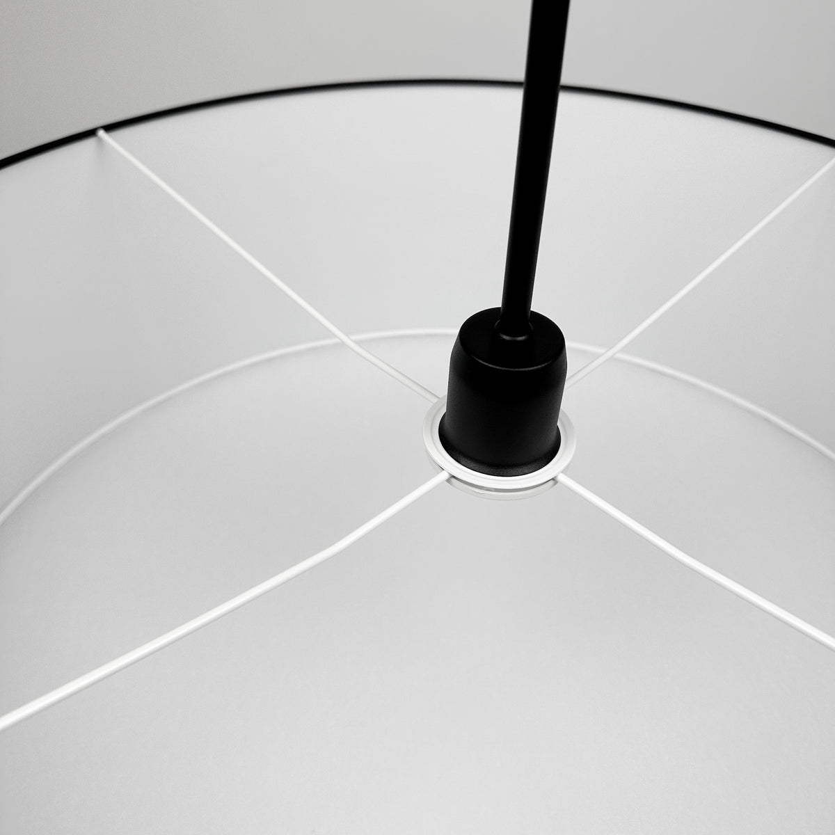 Silia Black II – czarna lampa wisząca na łańcuchu z blendą Ø60