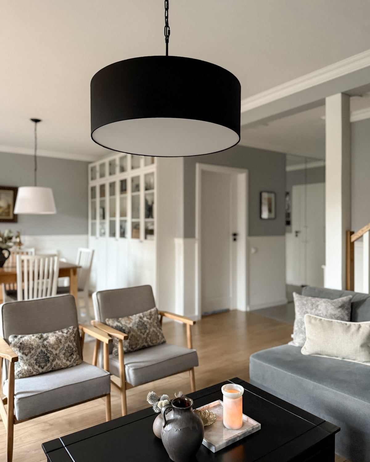 Silia Black II – czarna lampa wisząca na łańcuchu z blendą Ø60
