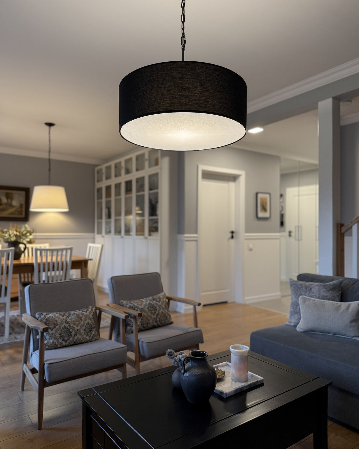 Silia Black II – czarna lampa wisząca na łańcuchu z blendą Ø60