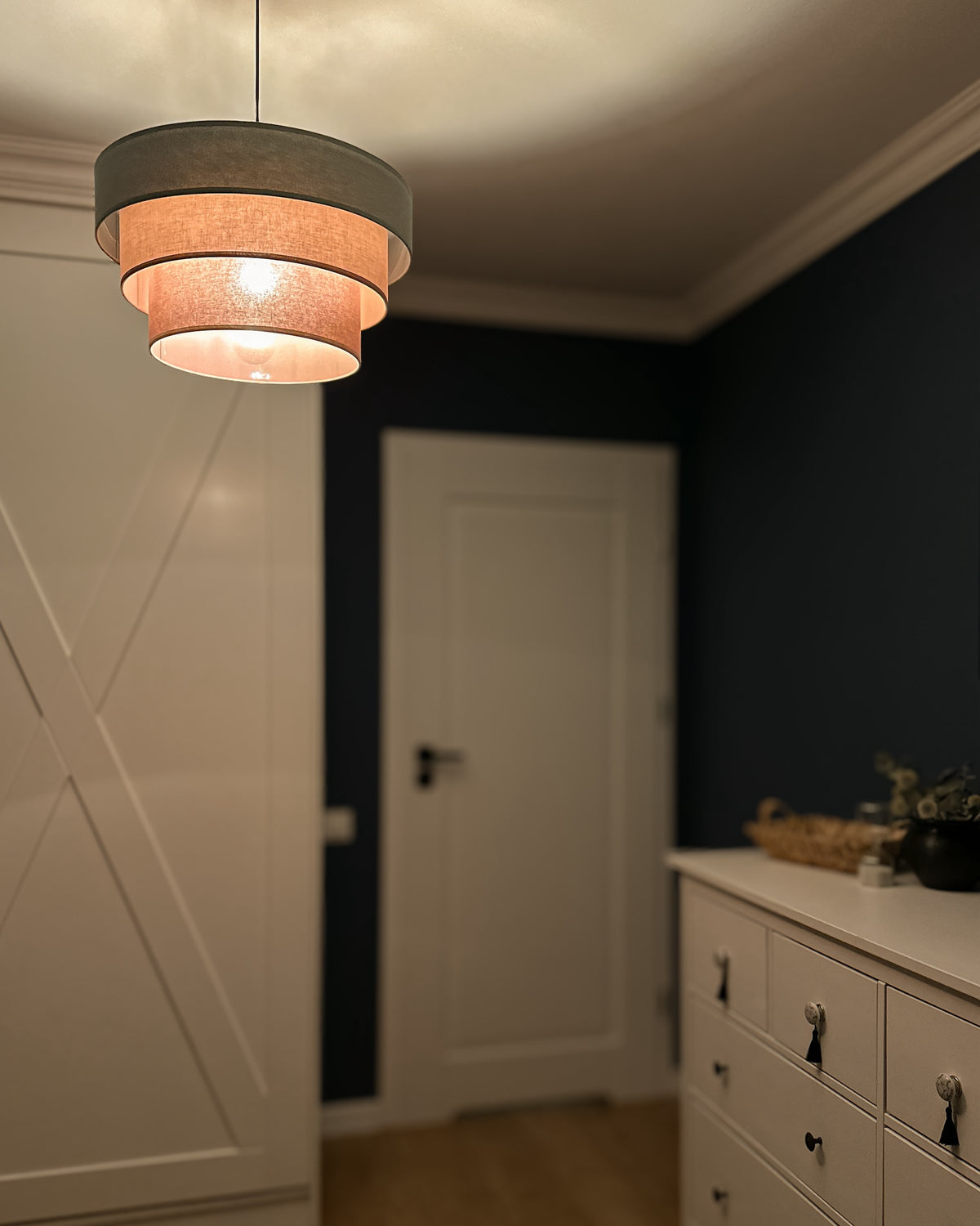 Narla – trzywarstwowa lampa wisząca w pastelowych kolorach Ø45