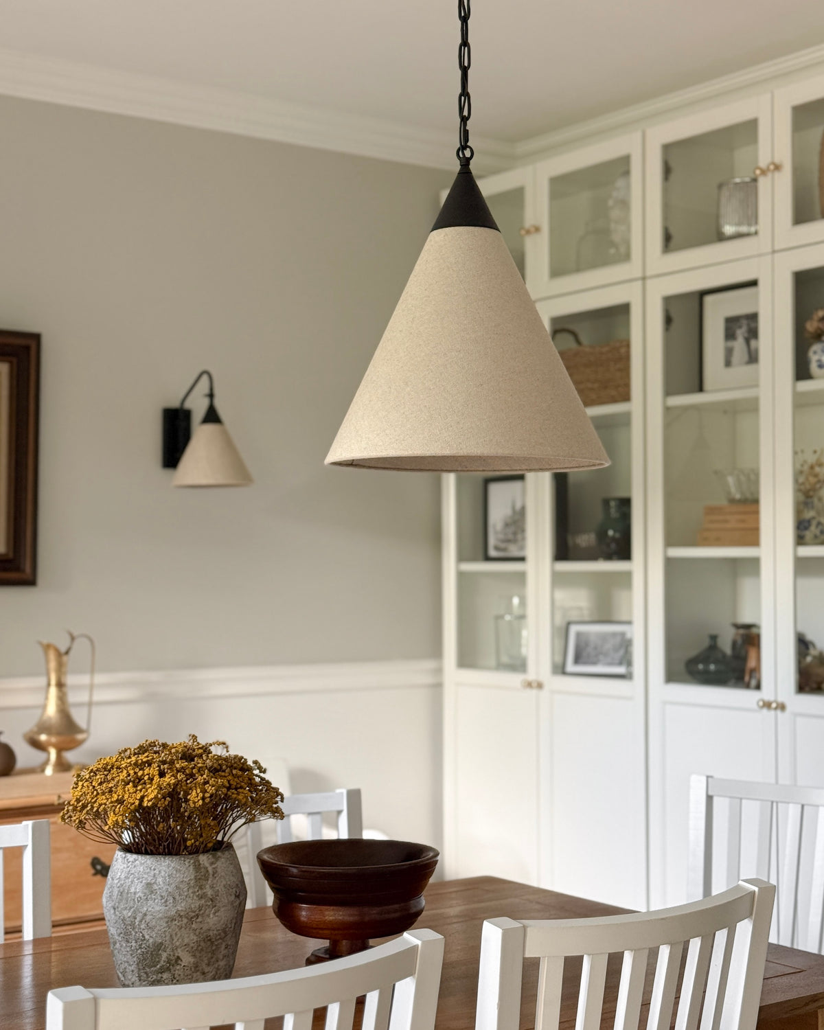 Tiara Black – stożkowa lampa wisząca z lnu na łańcuchu Ø40