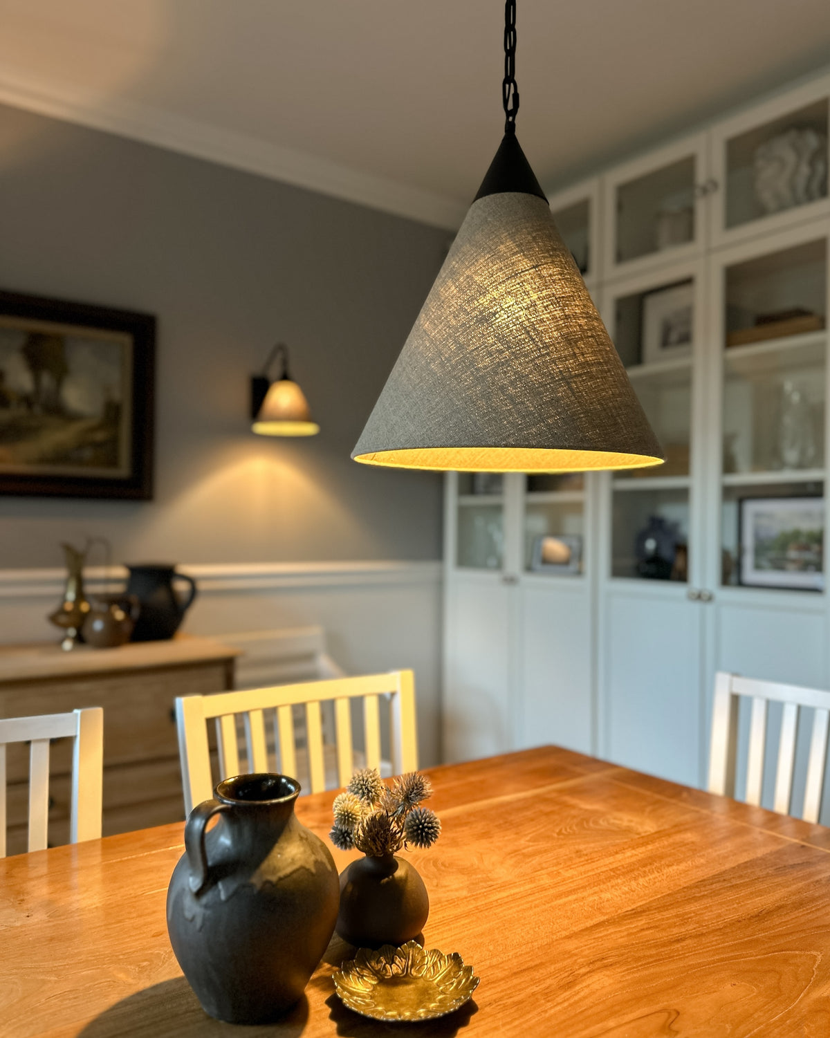 Tiara Black – stożkowa lampa wisząca z ciemnego lnu Ø40
