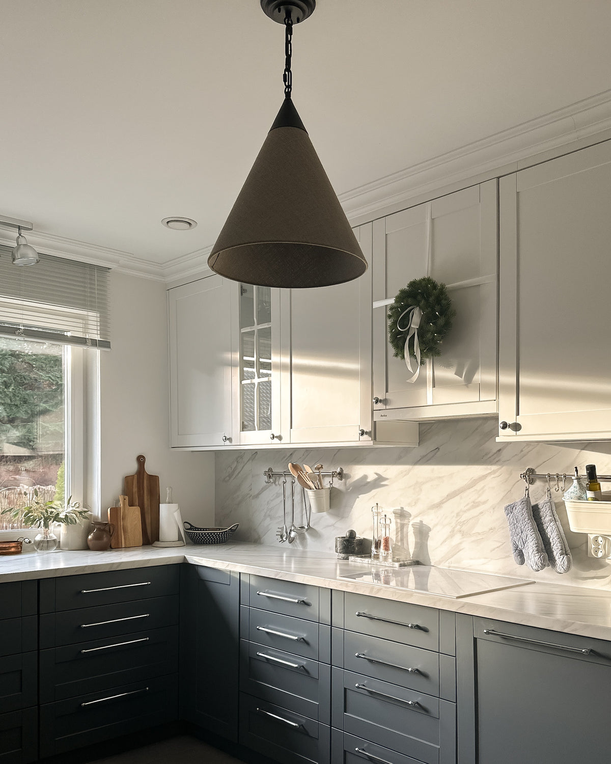 Tiara Black – stożkowa lampa wisząca z ciemnego lnu Ø40