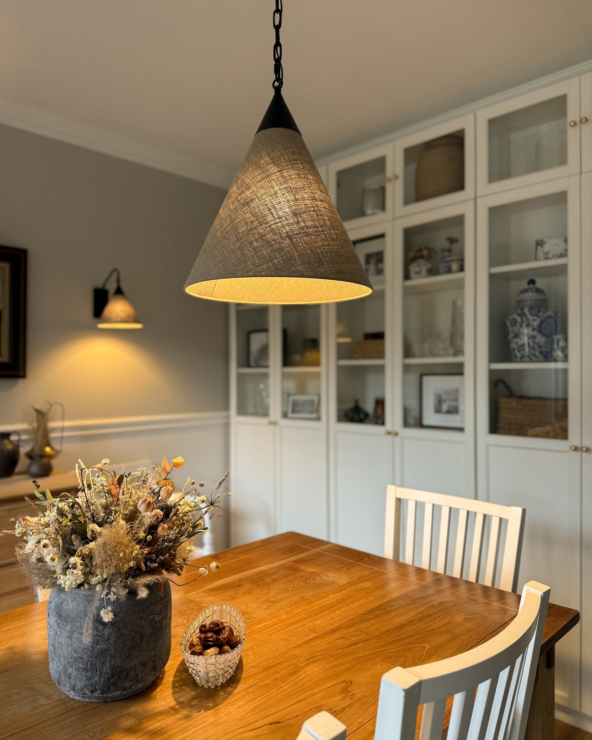 Tiara Black – stożkowa lampa wisząca z ciemnego lnu Ø40