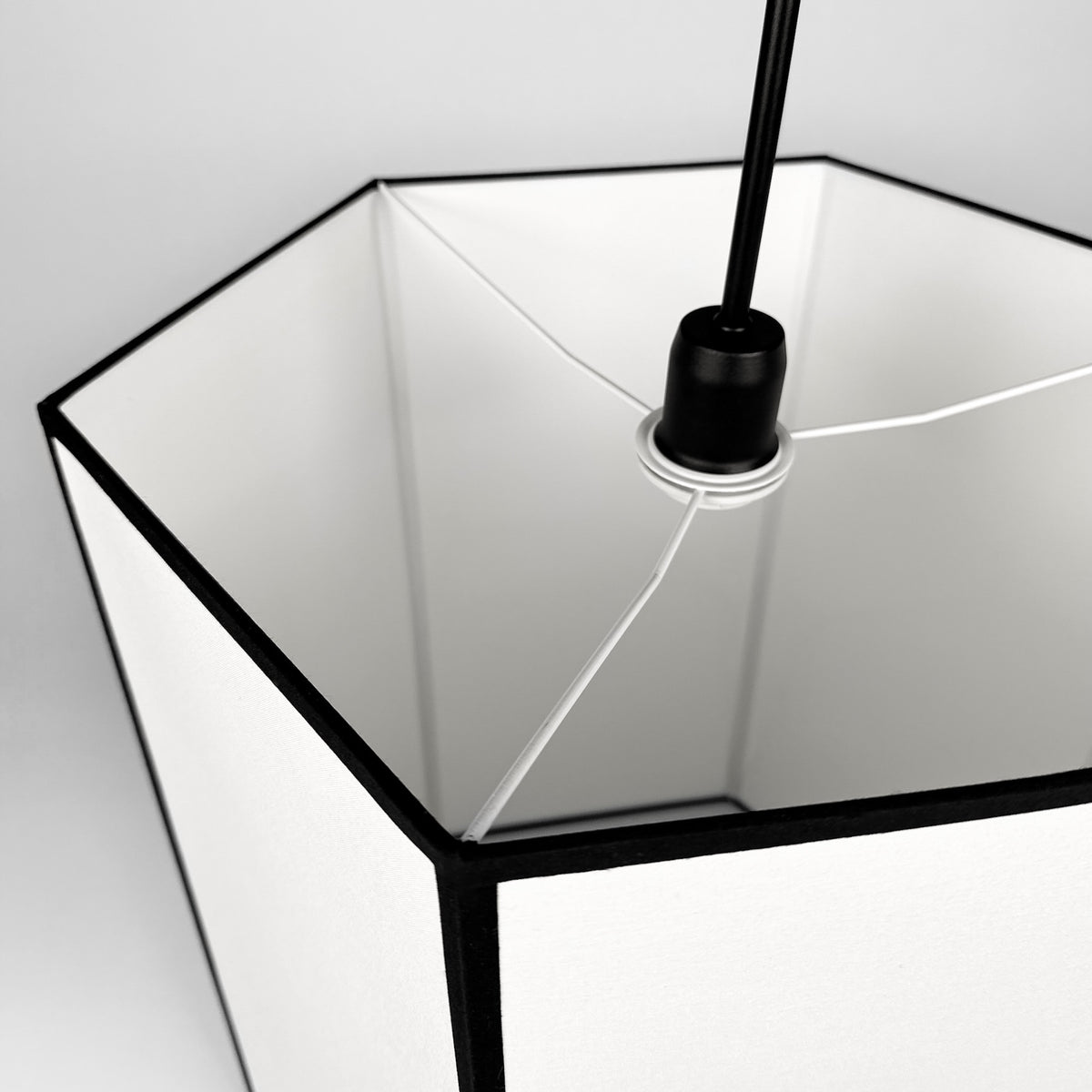 Gabia – sześciokątna lampa wisząca z bawełny z czarną lamówką