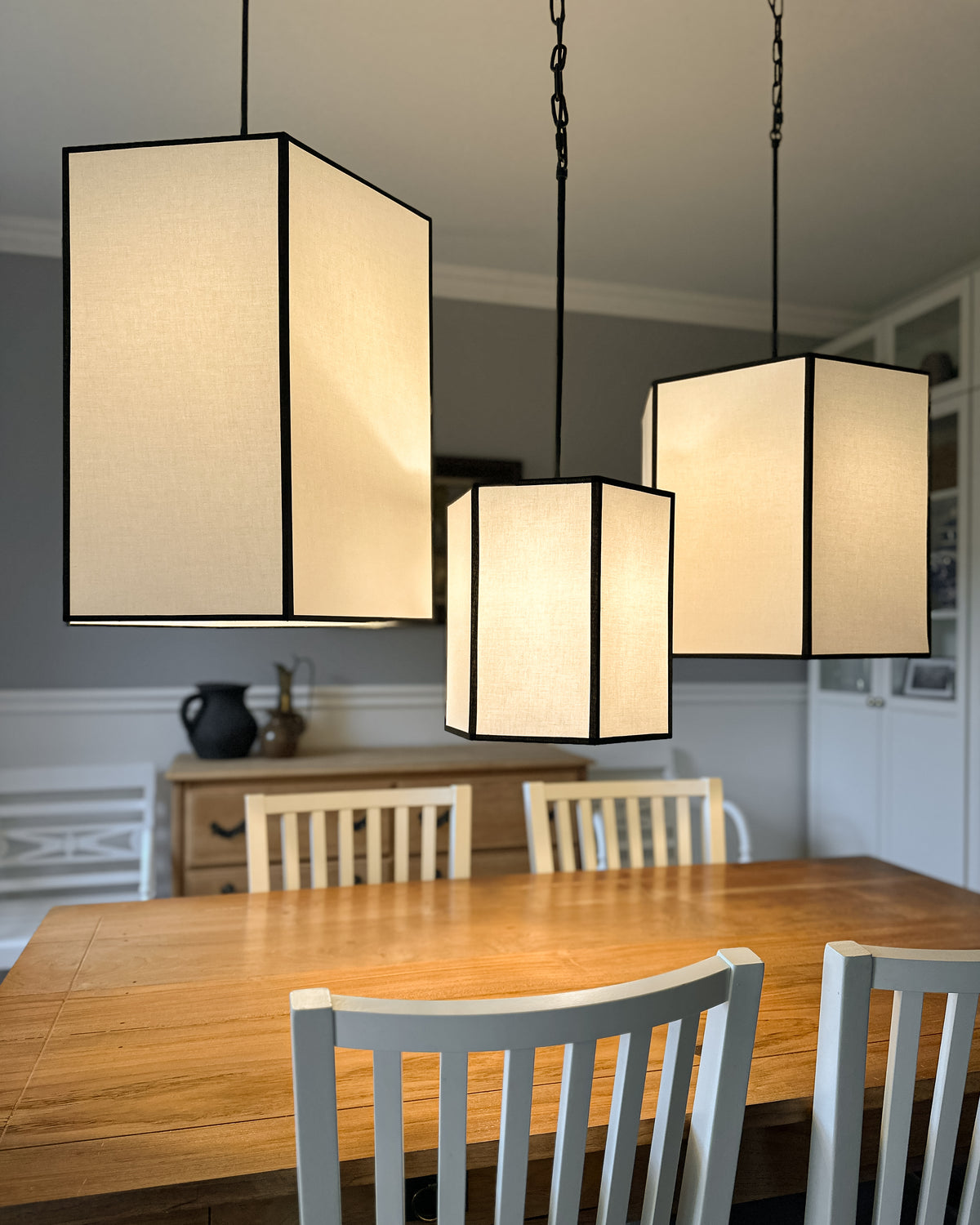 Gabia – sześciokątna lampa wisząca z bawełny z czarną lamówką