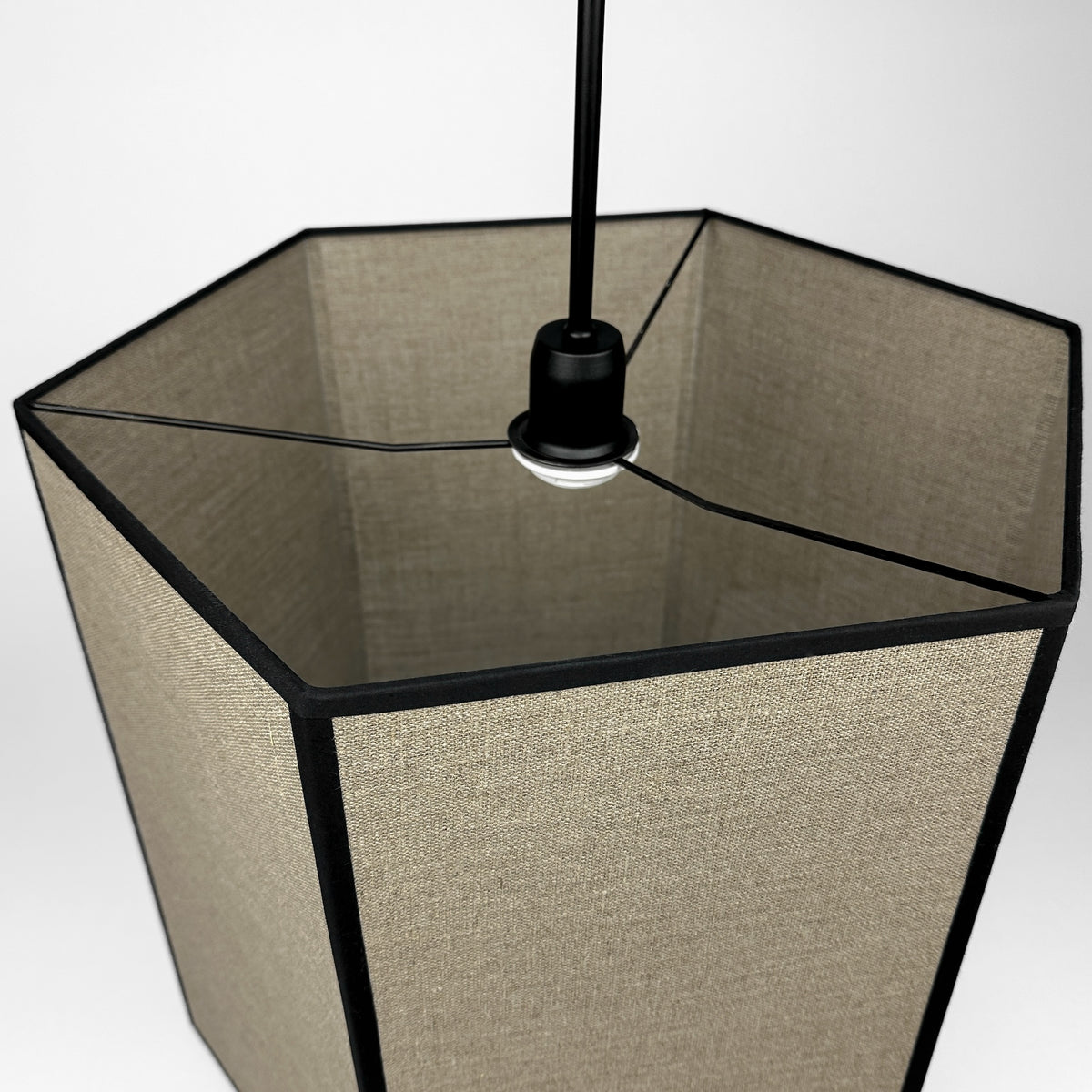 Gabia – sześciokątna lampa wisząca z lnu z czarną lamówką