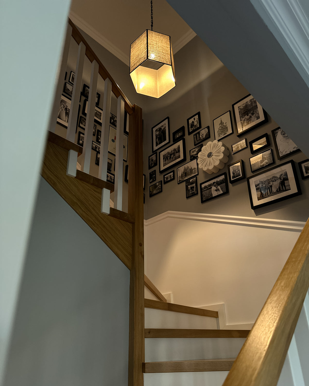 Gabia – sześciokątna lampa wisząca z lnu z czarną lamówką