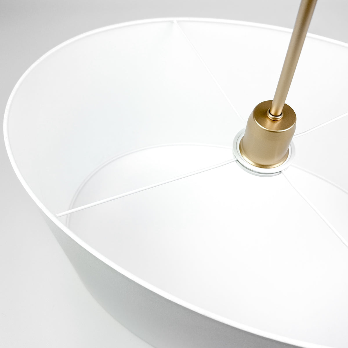 Silia – owalna lampa wisząca z białej bawełny na łańcuchu