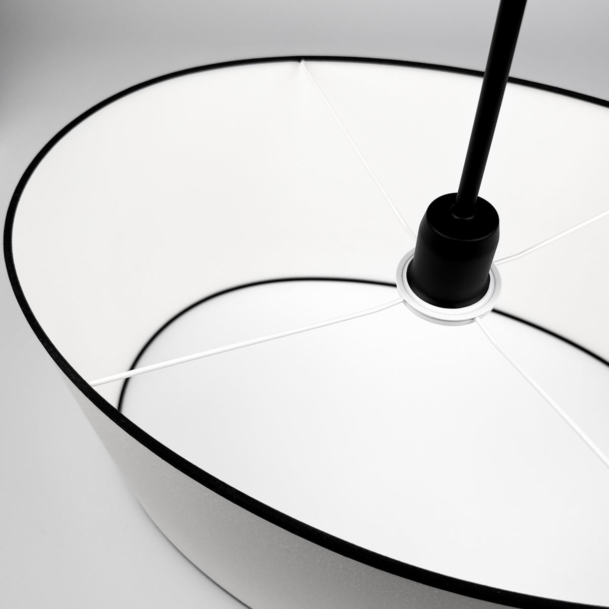 Silia Black III – owalna lampa wisząca z czarną lamówką