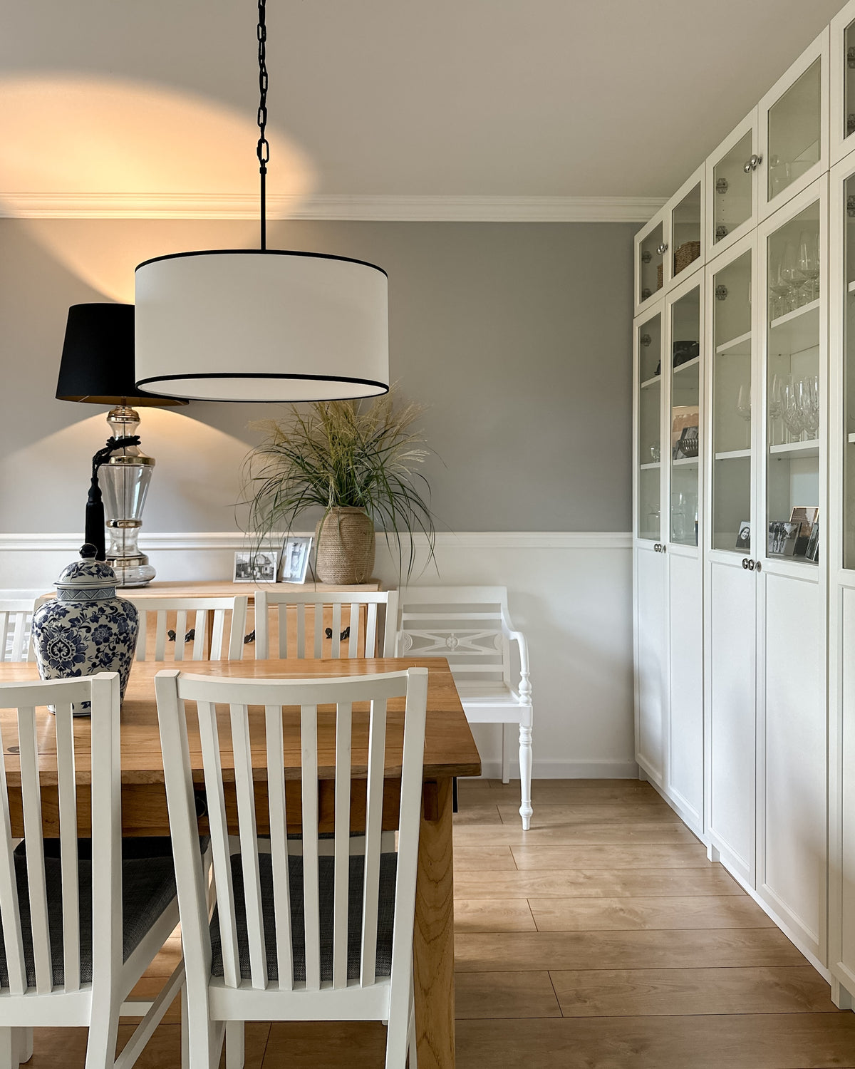 Silia Black III – owalna lampa wisząca z czarną lamówką