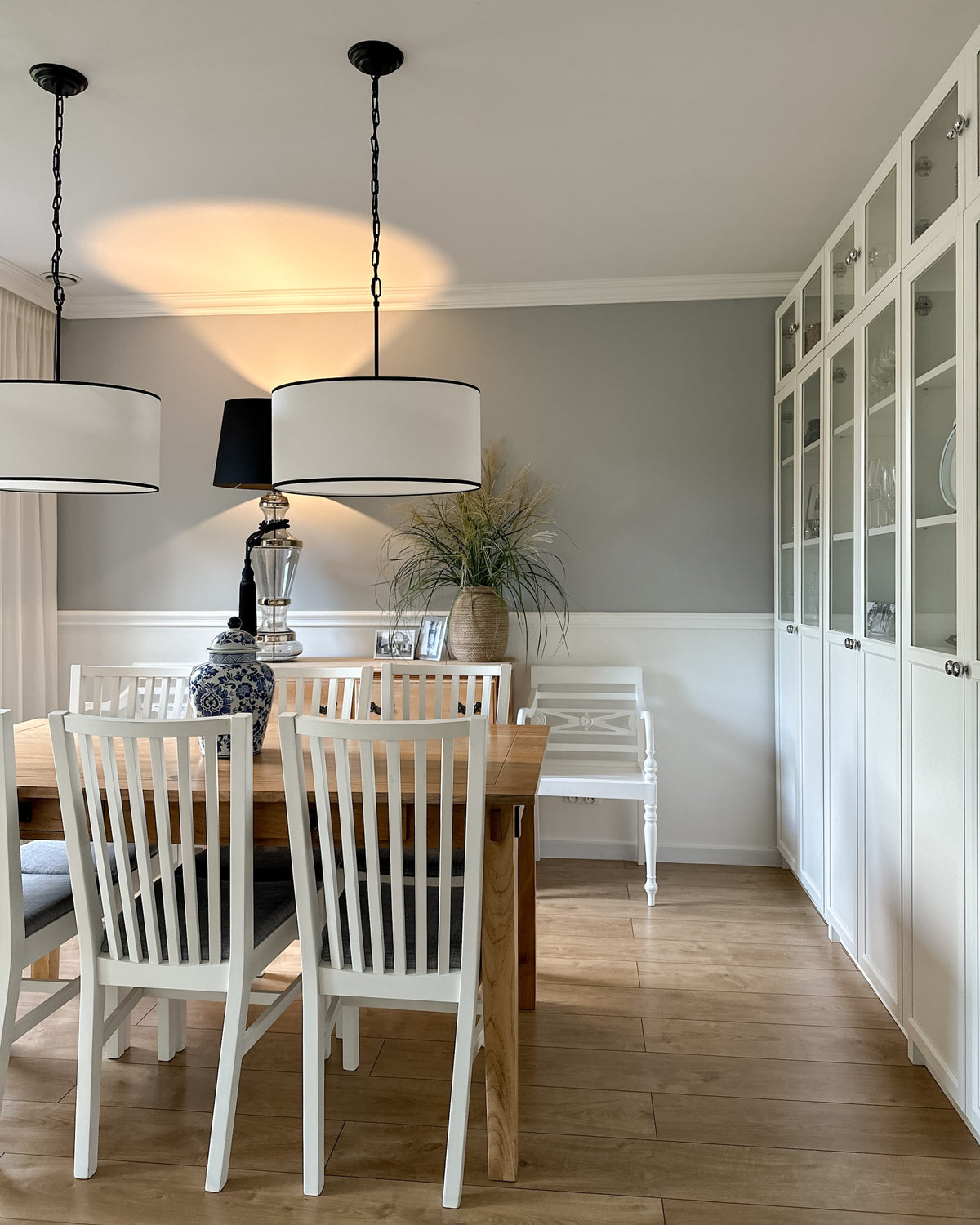 Silia Black III – owalna lampa wisząca z czarną lamówką