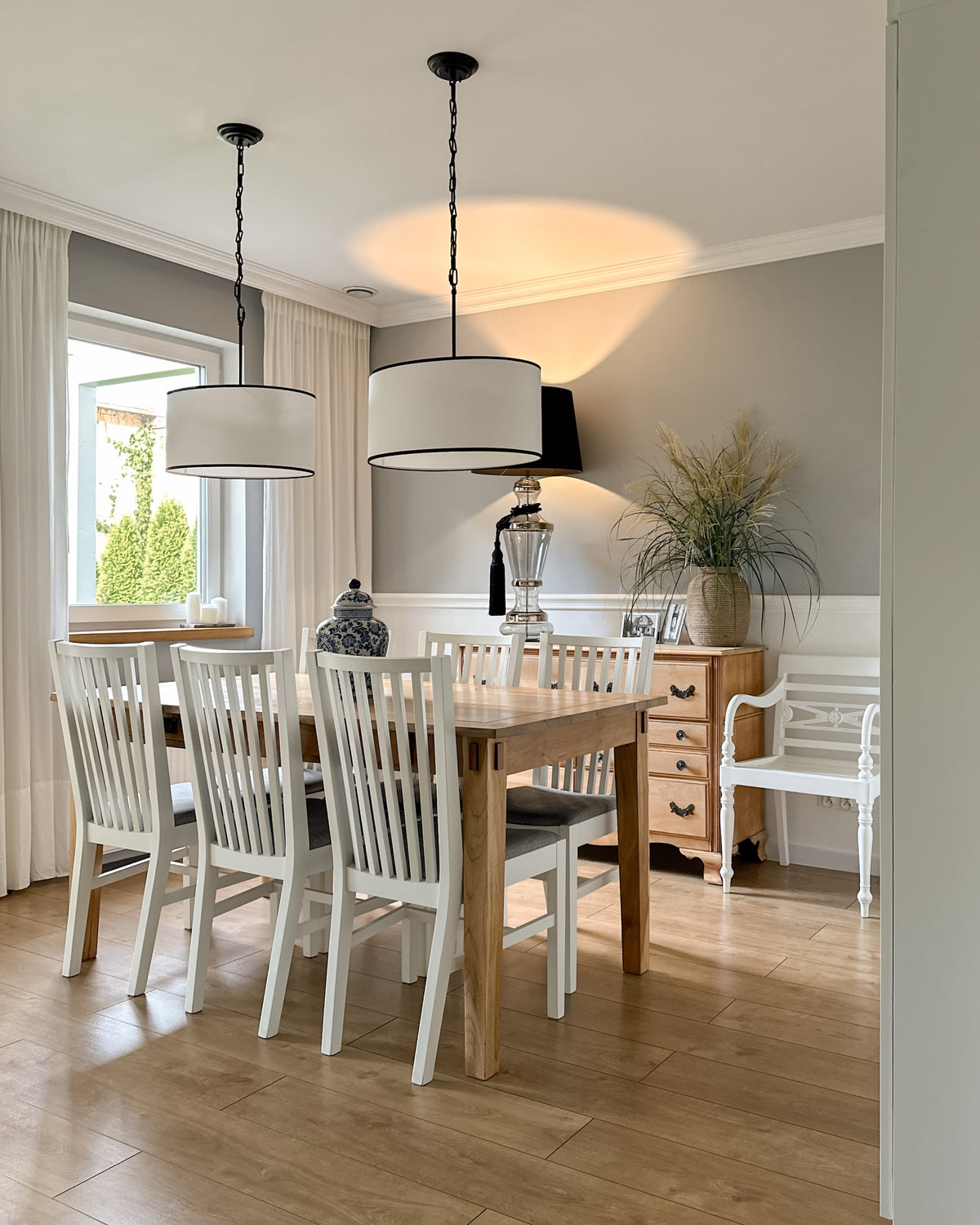 Silia Black III – owalna lampa wisząca z czarną lamówką