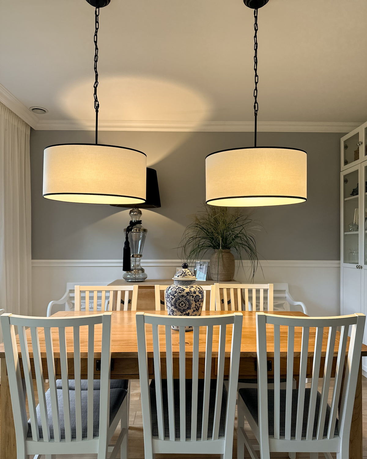 Silia Black III – owalna lampa wisząca z czarną lamówką