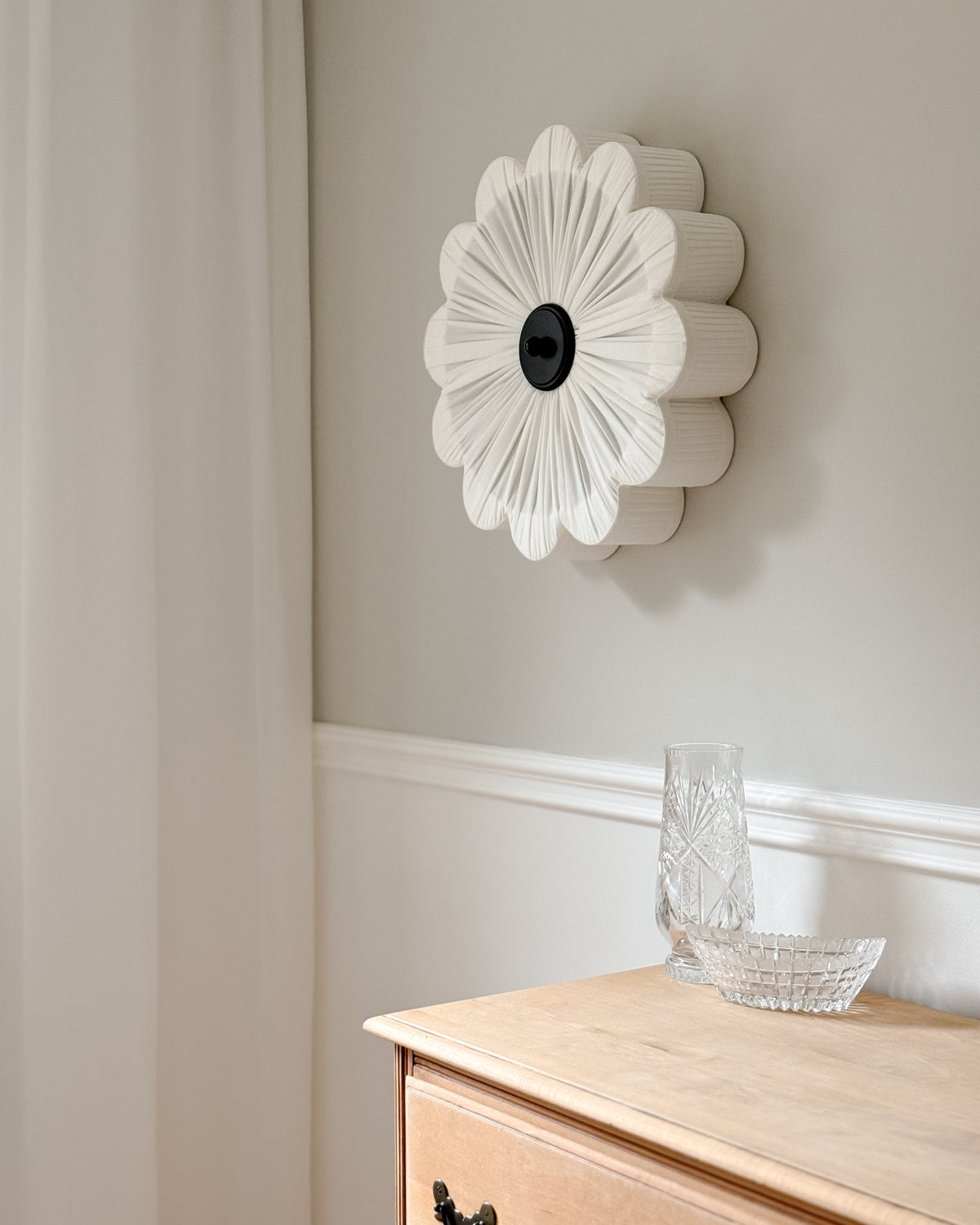 Peonia Black II – plafon i kinkiet z bawełny, śmietankowa biel Ø53