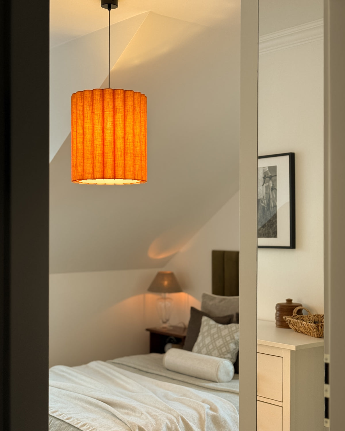 Onde I – lampa wisząca z pomarańczowego lnu o falowanych bokach Ø35