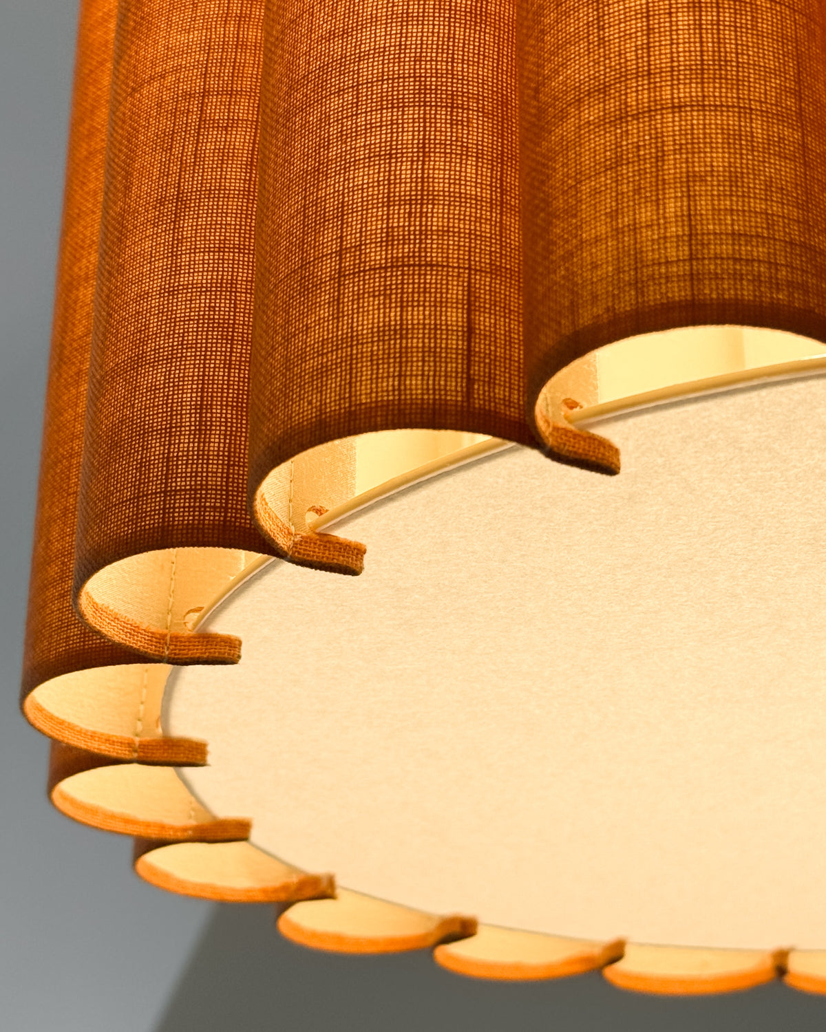 Onde I – lampa wisząca z pomarańczowego lnu o falowanych bokach Ø35