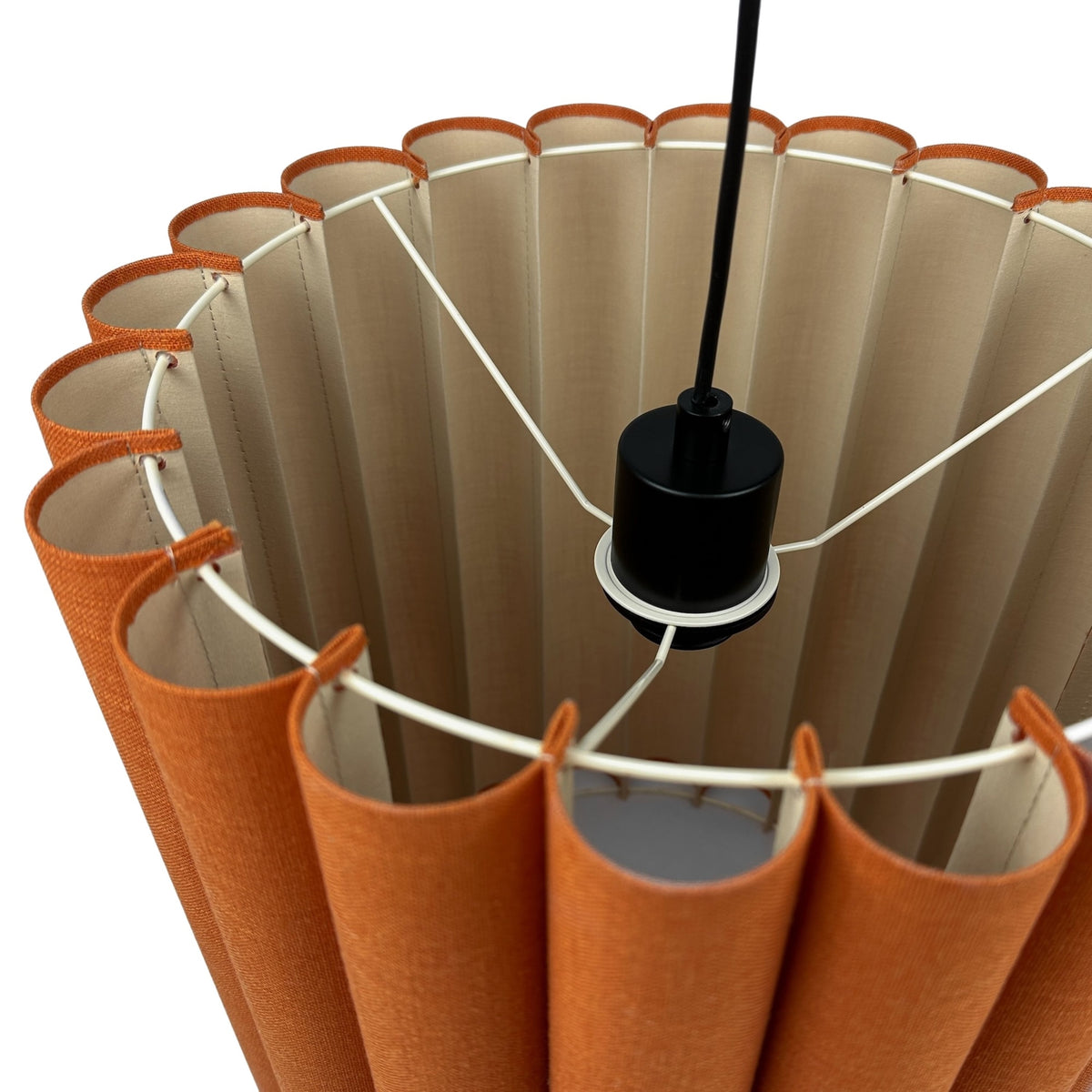 Onde I – lampa wisząca z pomarańczowego lnu o falowanych bokach Ø35