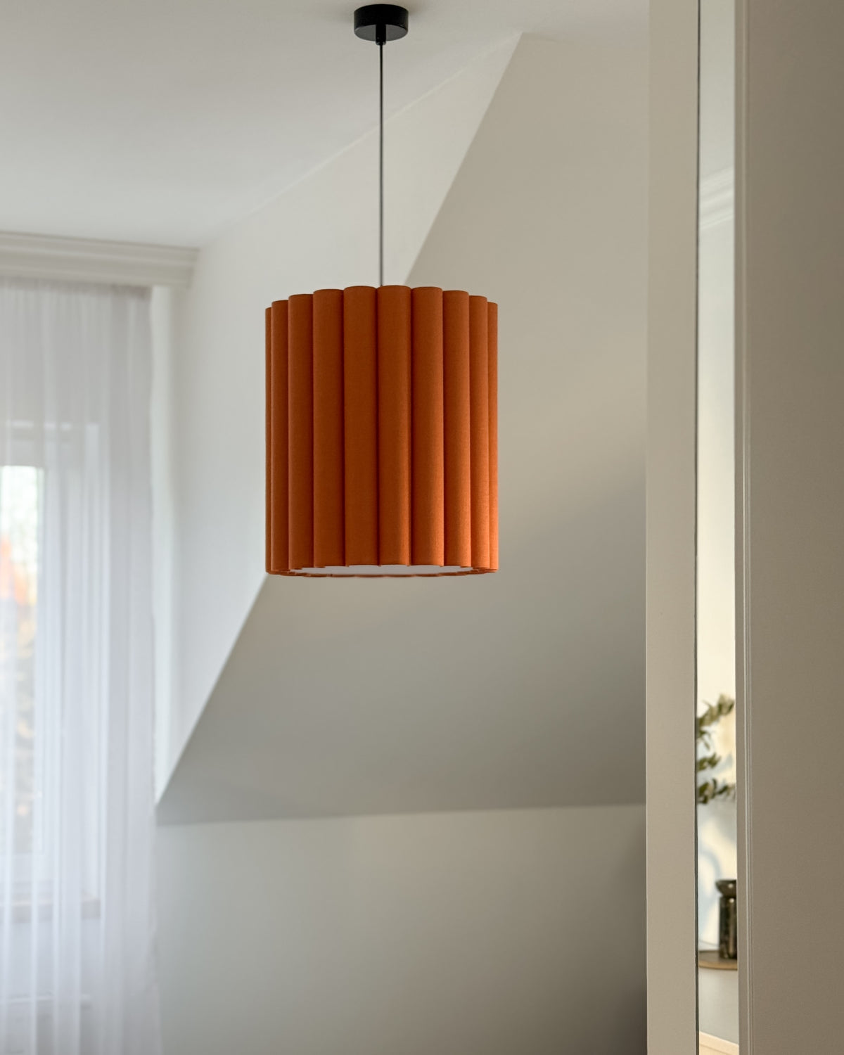 Onde I – lampa wisząca z pomarańczowego lnu o falowanych bokach Ø35