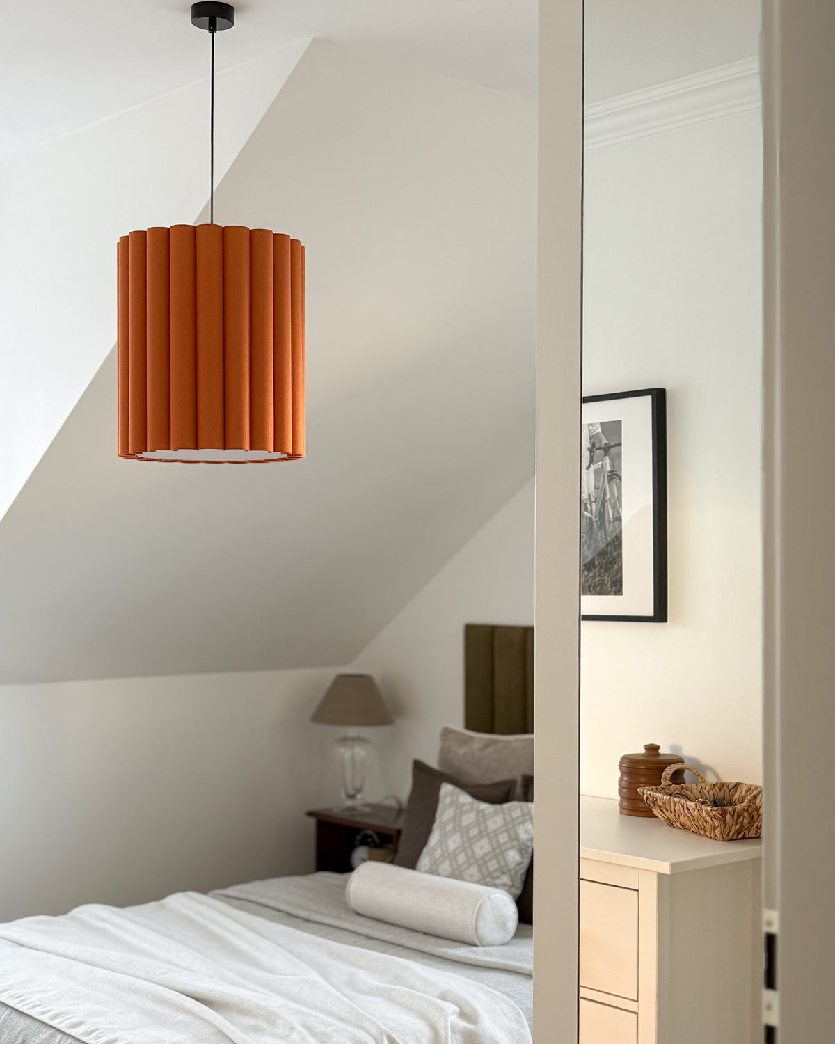 Onde I – lampa wisząca z pomarańczowego lnu o falowanych bokach Ø35
