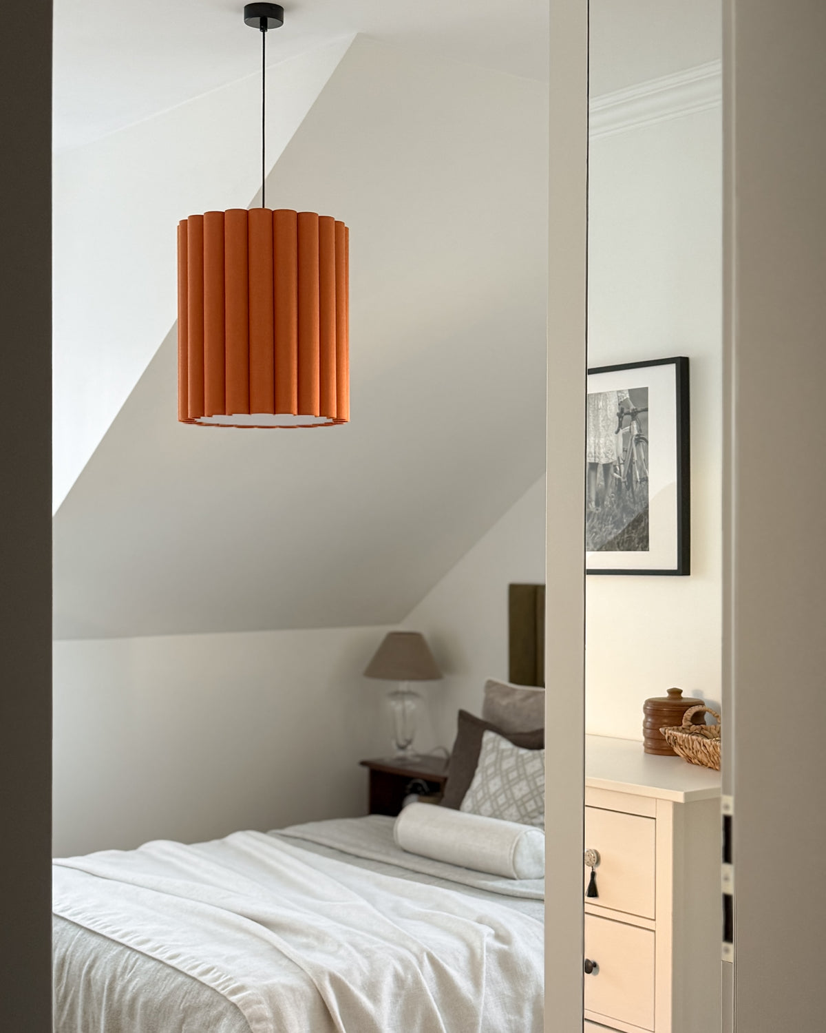 Onde I – lampa wisząca z pomarańczowego lnu o falowanych bokach Ø35