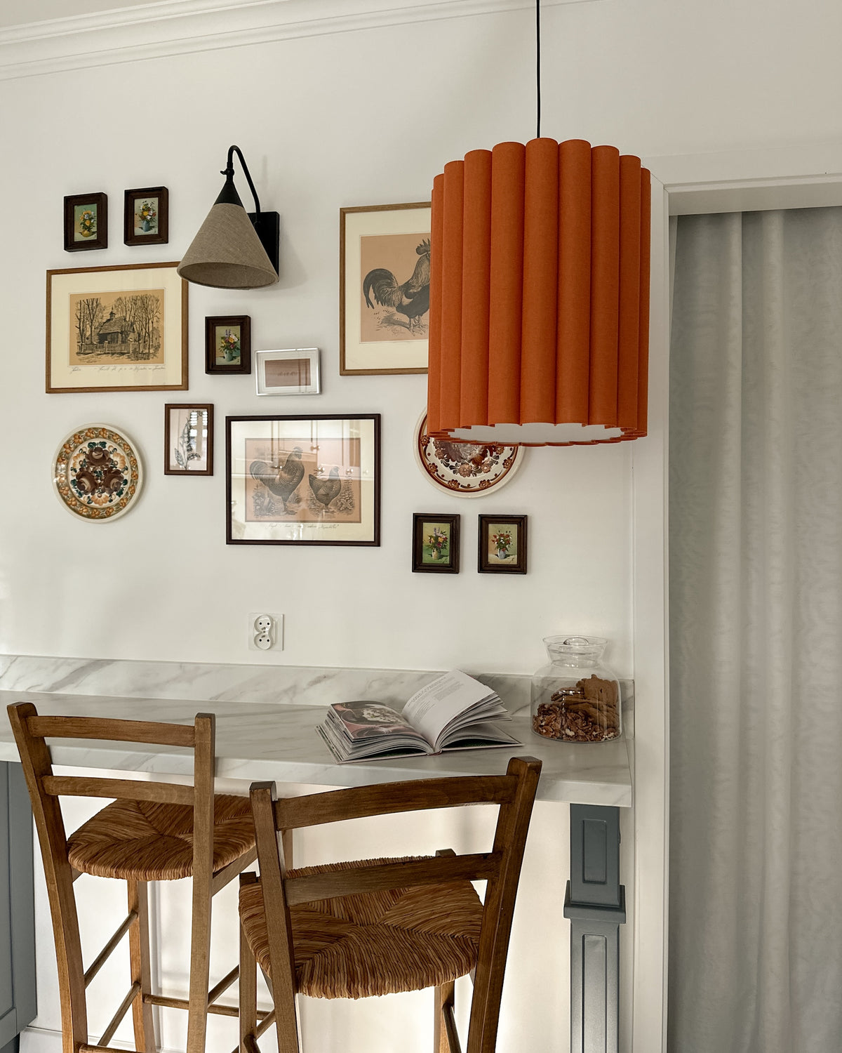 Onde I – lampa wisząca z pomarańczowego lnu o falowanych bokach Ø35