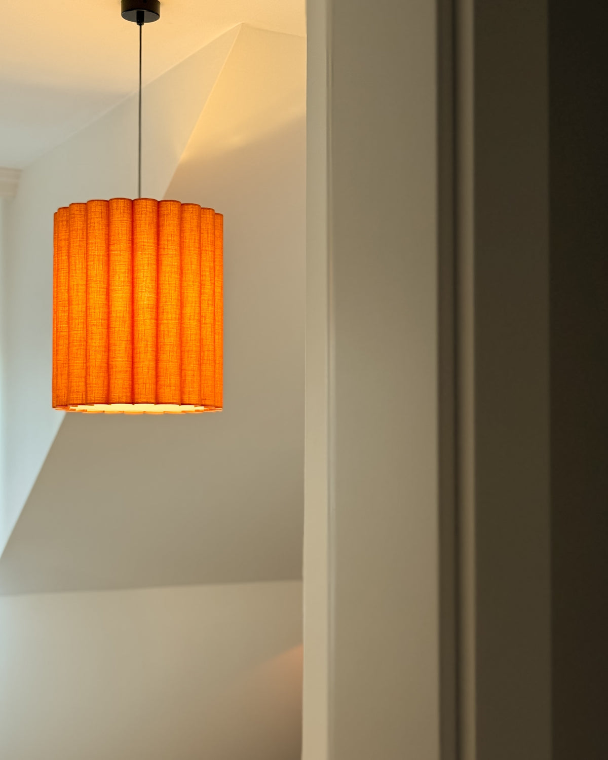 Onde I – lampa wisząca z pomarańczowego lnu o falowanych bokach Ø35