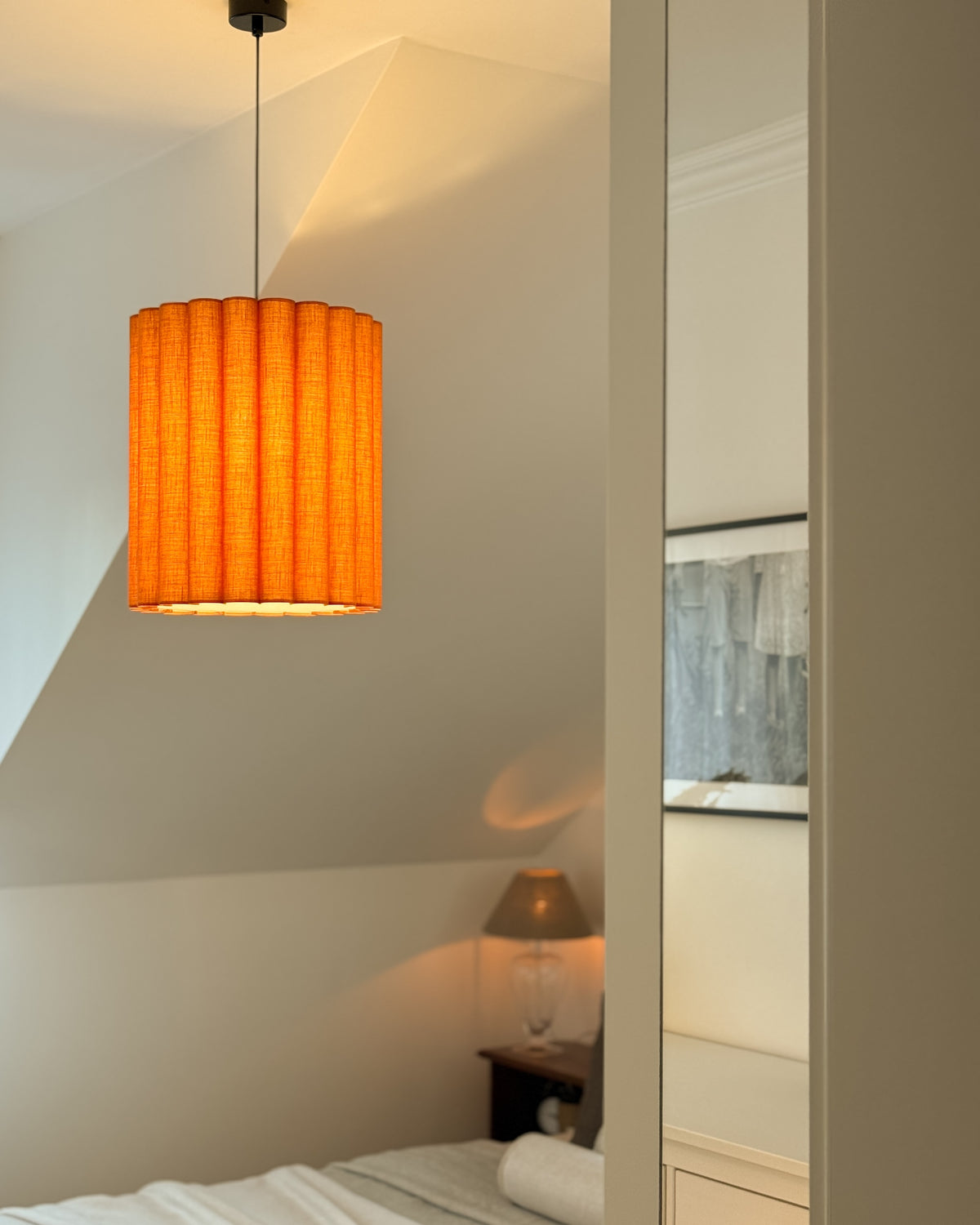 Onde I – lampa wisząca z pomarańczowego lnu o falowanych bokach Ø35