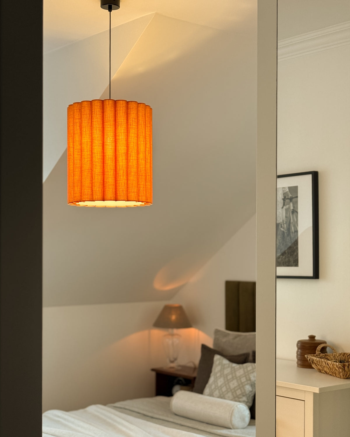 Onde I – lampa wisząca z pomarańczowego lnu o falowanych bokach Ø35
