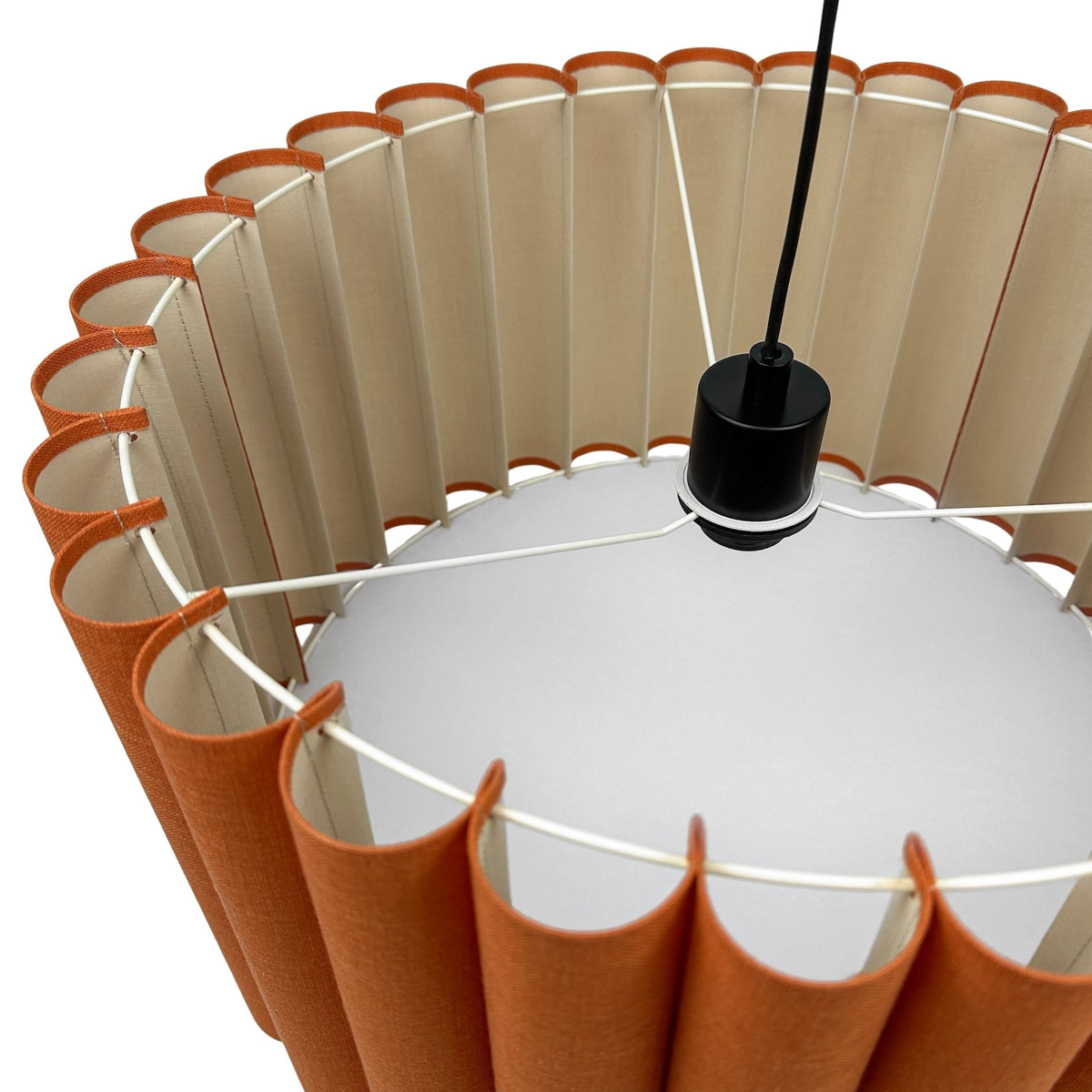 Onde II – lampa wisząca z pomarańczowego lnu o falowanych bokach Ø50