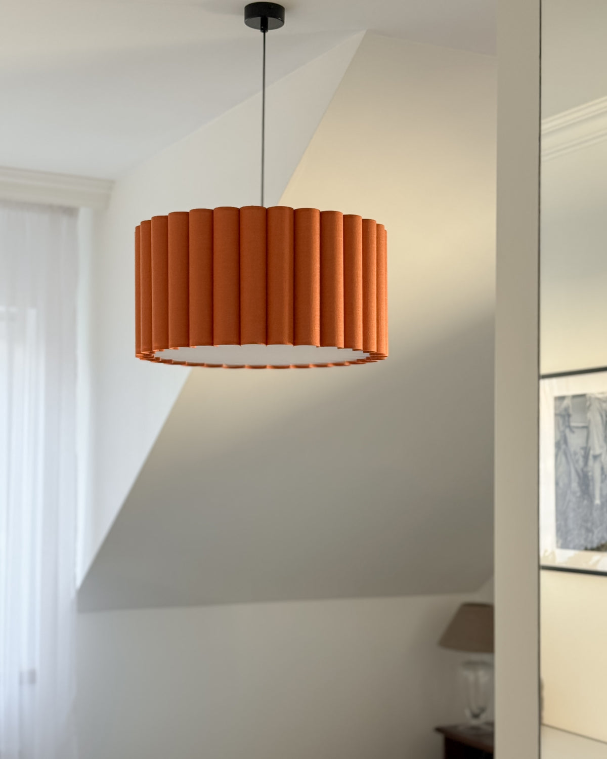 Onde II – lampa wisząca z pomarańczowego lnu o falowanych bokach Ø50