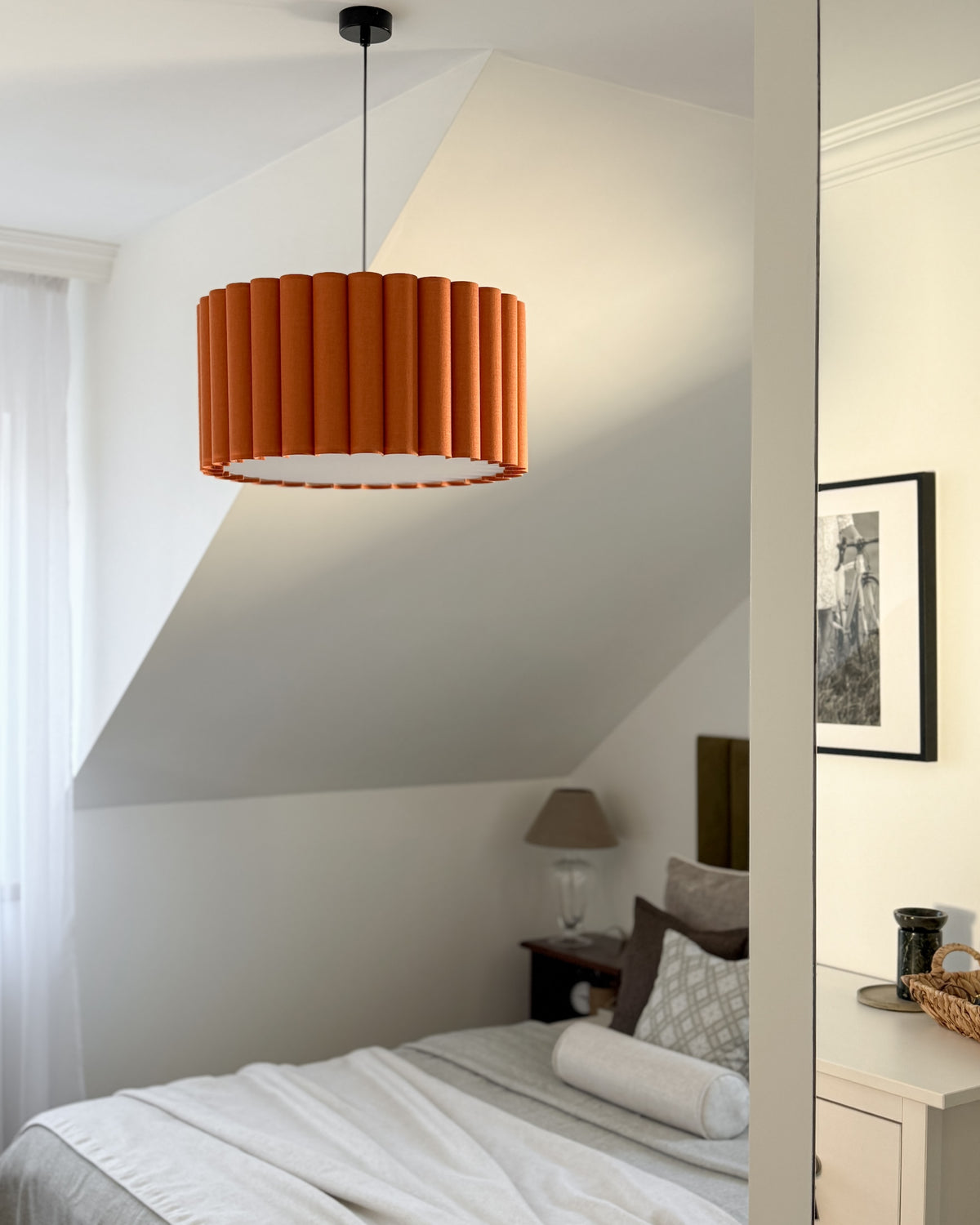 Onde II – lampa wisząca z pomarańczowego lnu o falowanych bokach Ø50