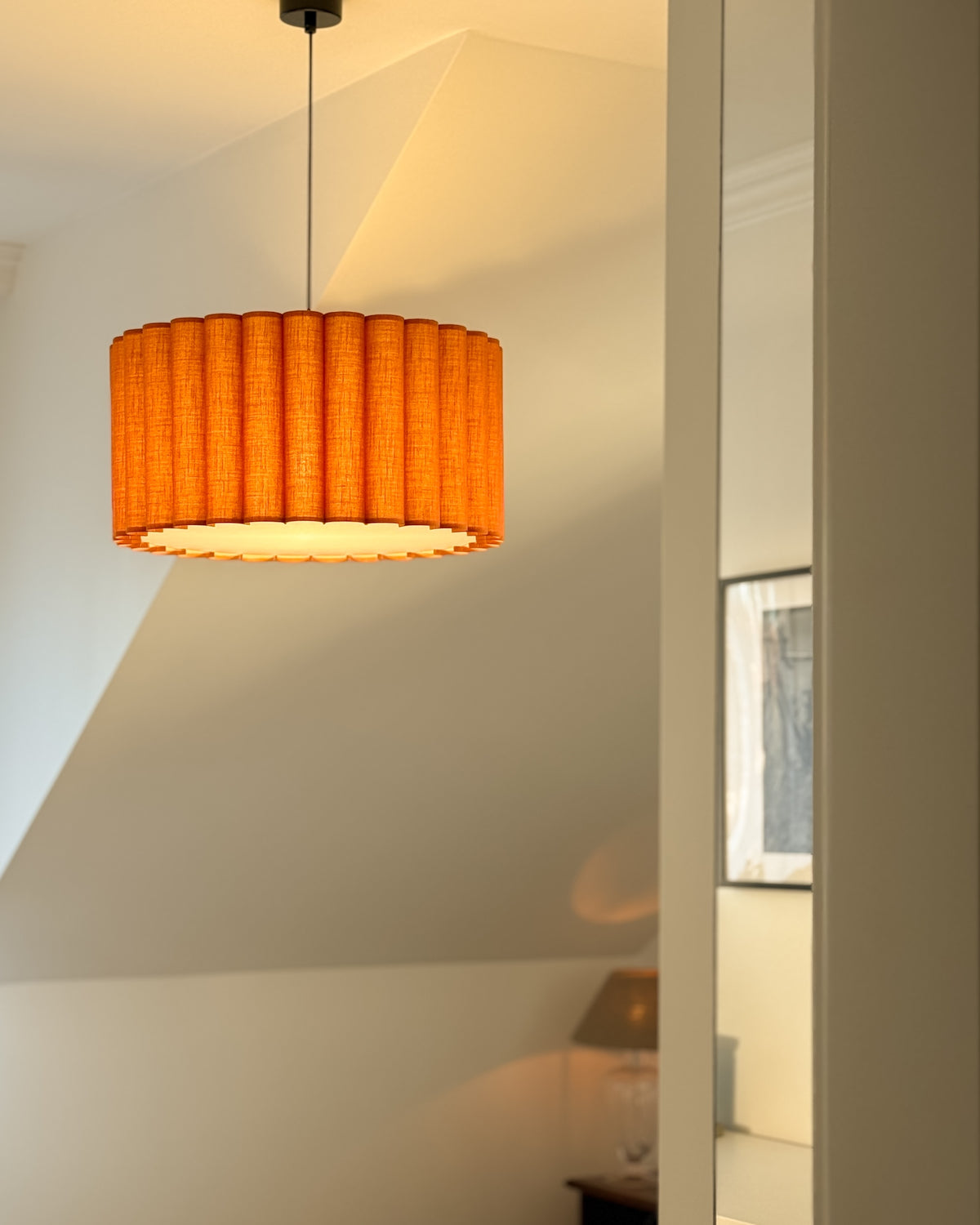 Onde II – lampa wisząca z pomarańczowego lnu o falowanych bokach Ø50