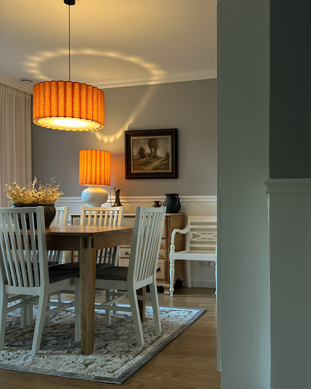 Onde II – lampa wisząca z pomarańczowego lnu o falowanych bokach Ø50