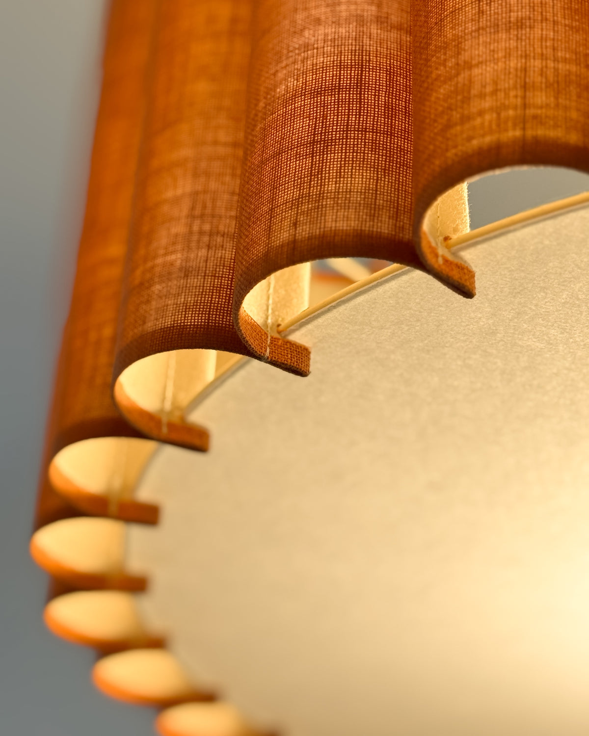 Onde II – lampa wisząca z pomarańczowego lnu o falowanych bokach Ø50