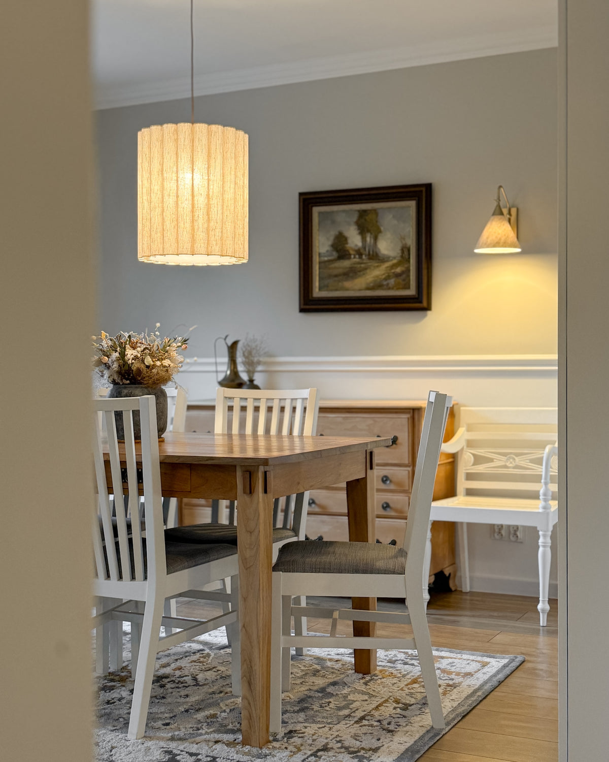 Onde I – lampa wisząca z naturalnego lnu o falowanych bokach Ø35
