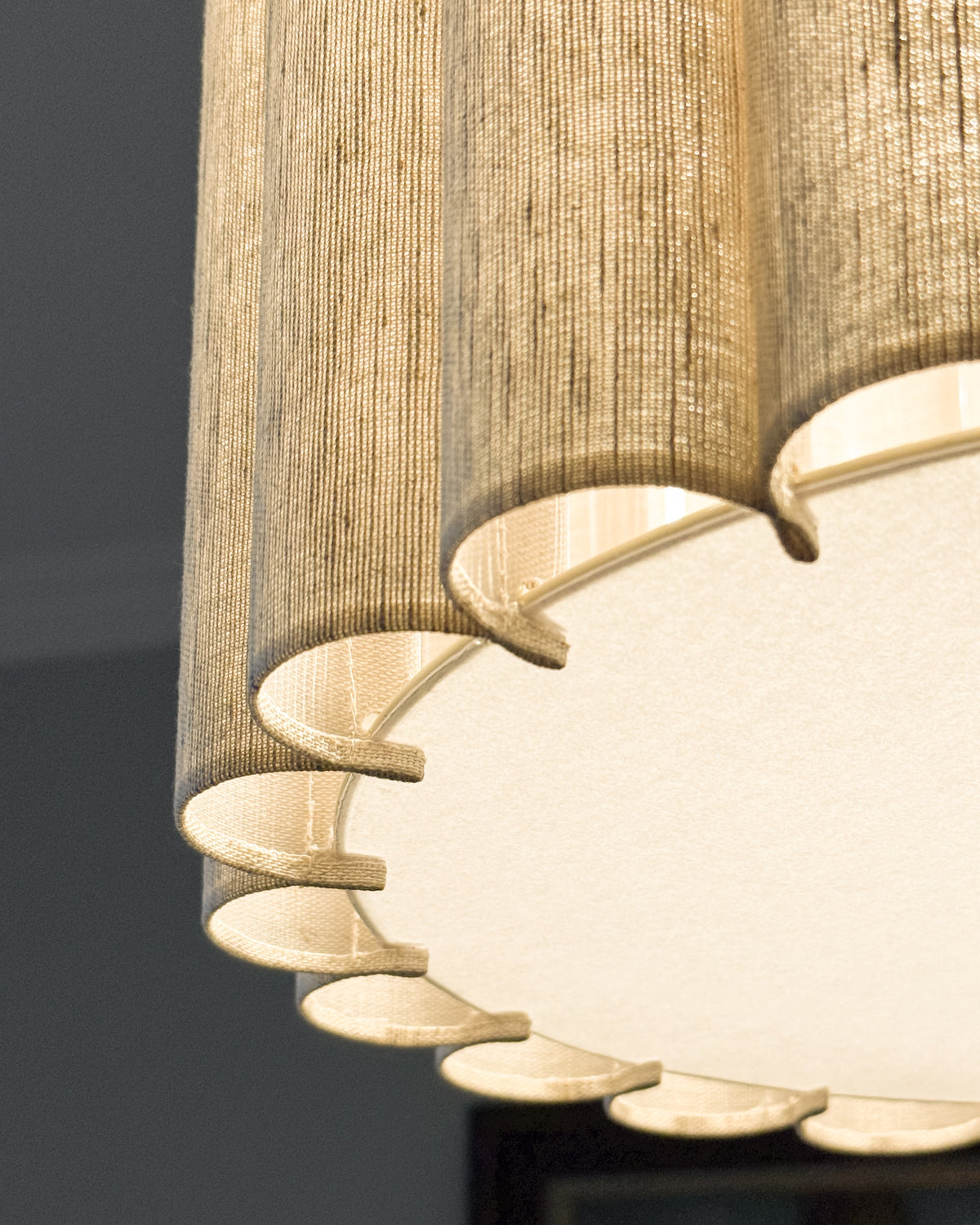 Onde I – lampa wisząca z naturalnego lnu o falowanych bokach Ø35