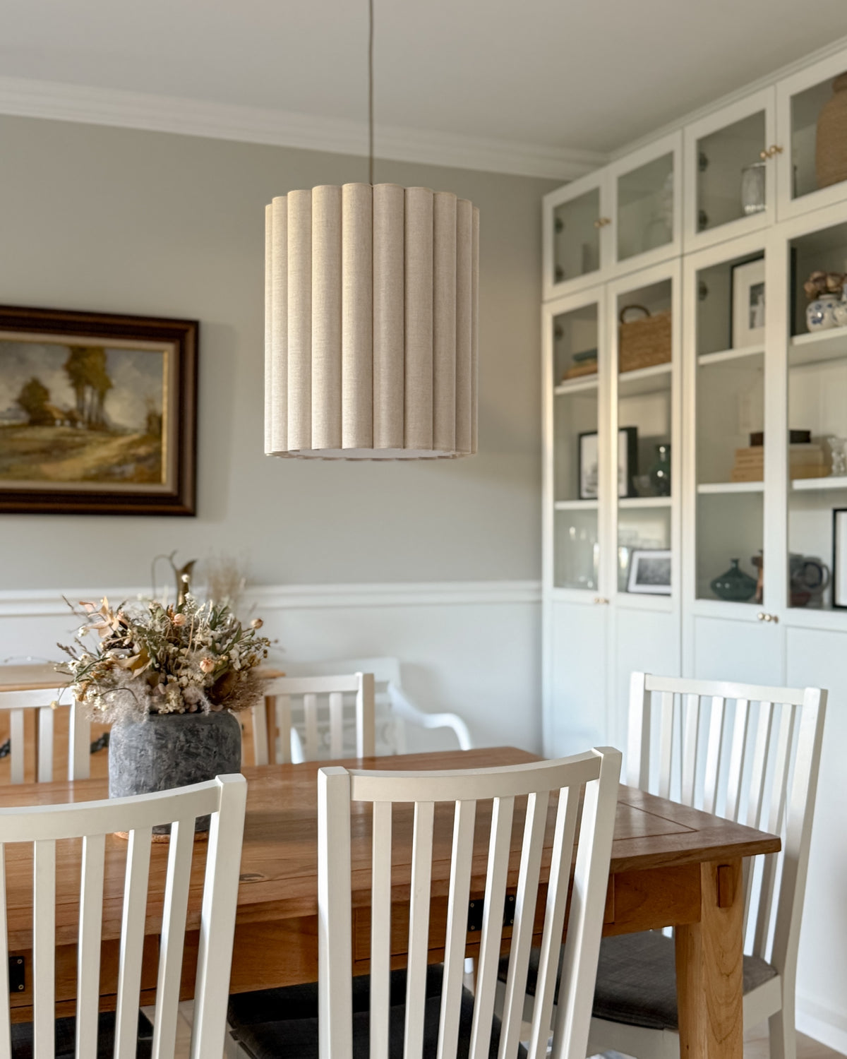 Onde I – lampa wisząca z naturalnego lnu o falowanych bokach Ø35